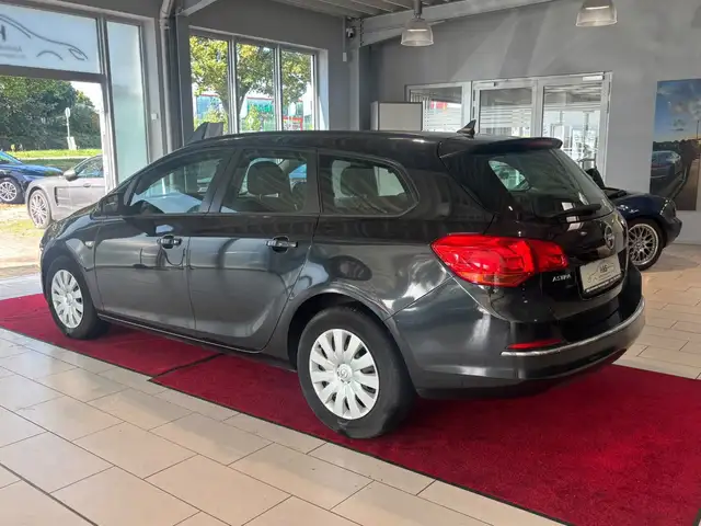 Opel Astra view 3
