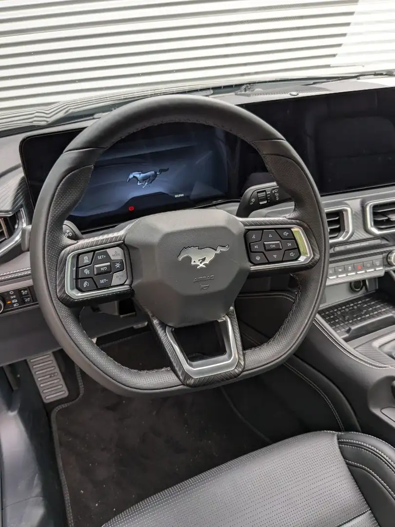 Ford Mustang Noir - 1