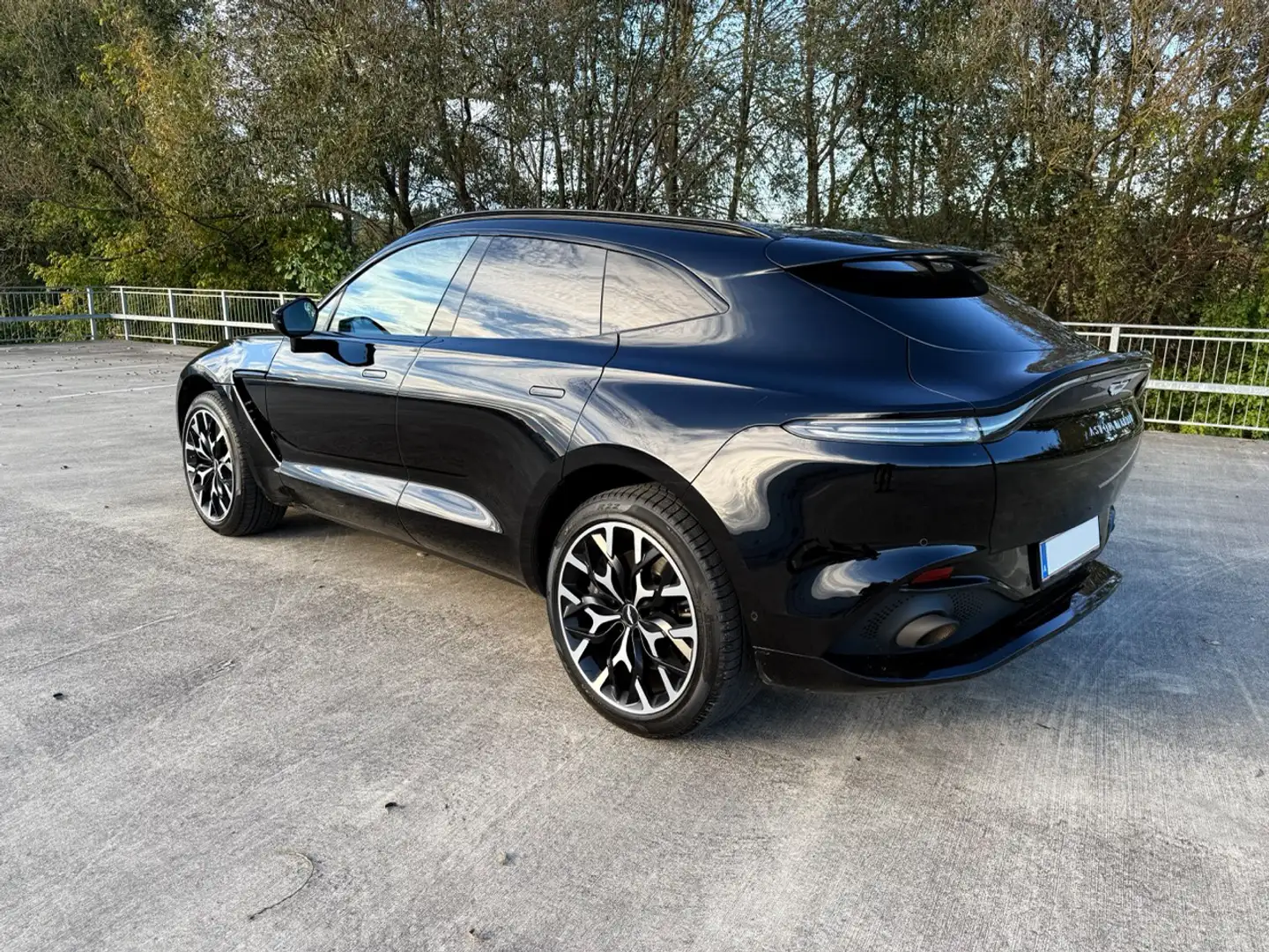 Aston Martin DBX Schwarz - 2