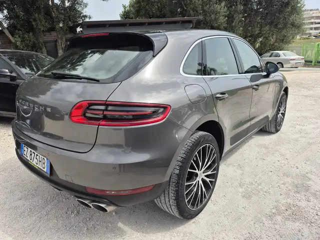 Porsche Macan view 4