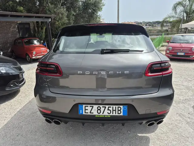 Porsche Macan view 3