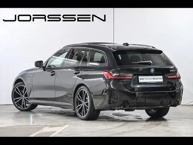 BMW 3 Series view 5