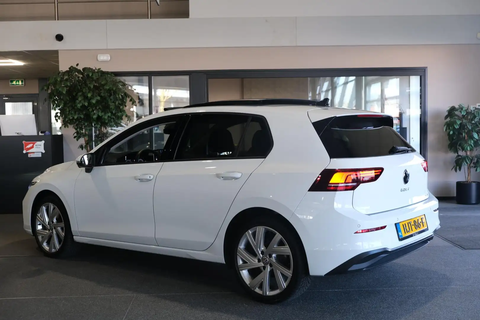 Volkswagen Golf 8.5 1.5 eTSI Life DSG Pano 360Cam Navi HuD Virtual Wit - 2