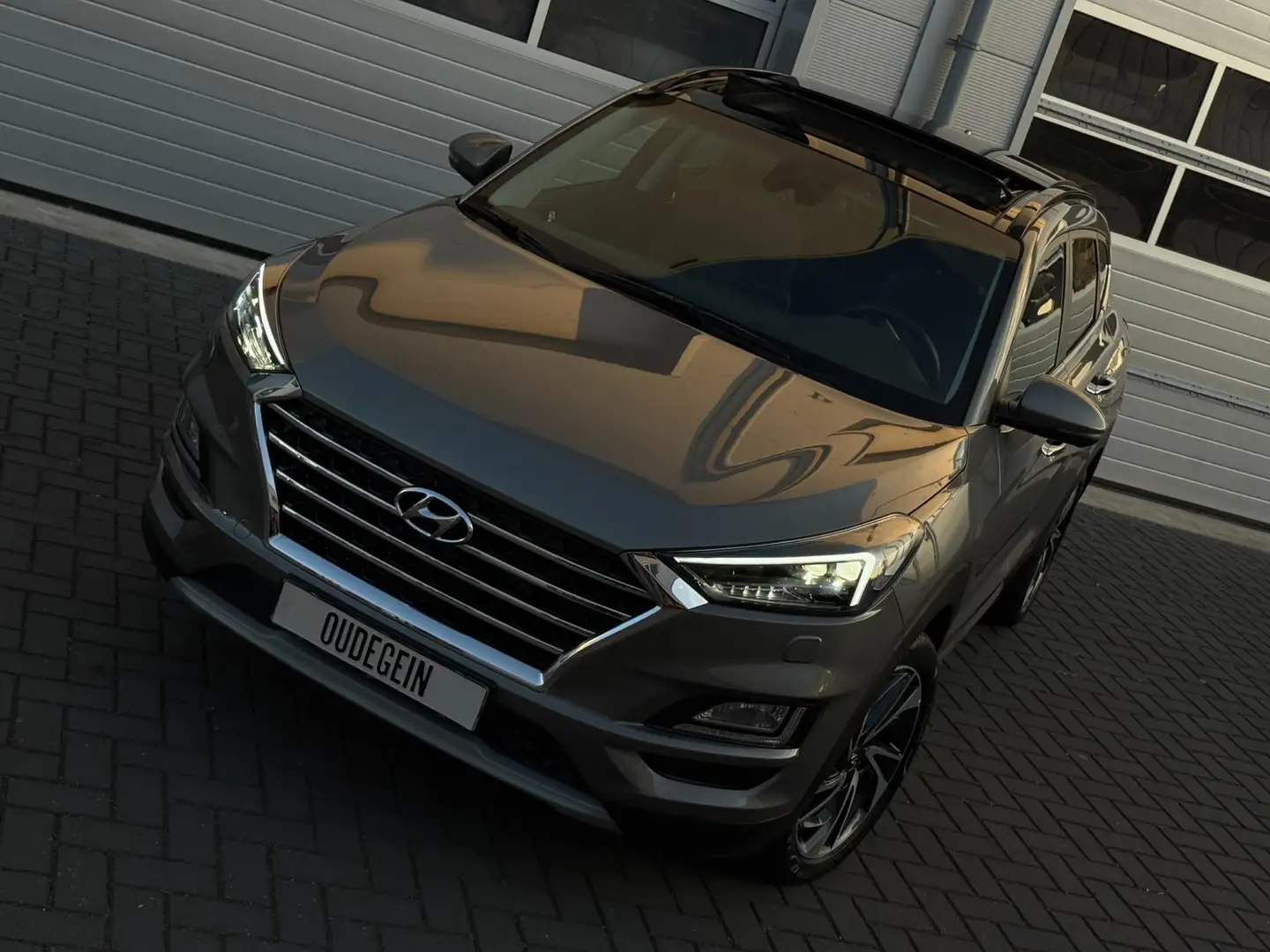 Hyundai TUCSON 1.6 T-GDI 4WD Premium / Carplay / Pano / 360 Camer Grijs - 2