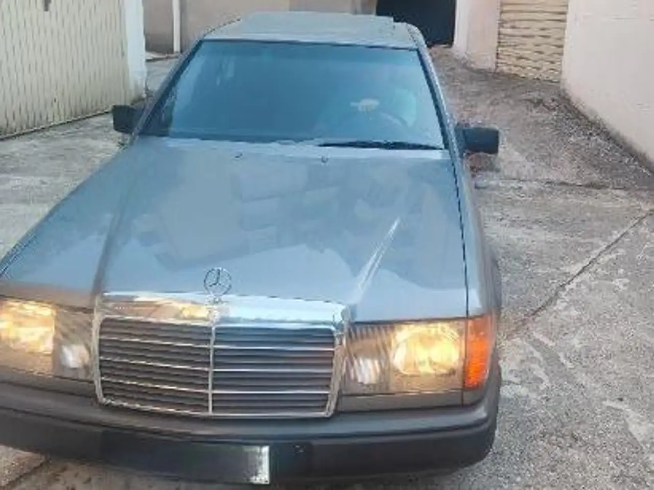 Mercedes-Benz 200 E, foto 1
