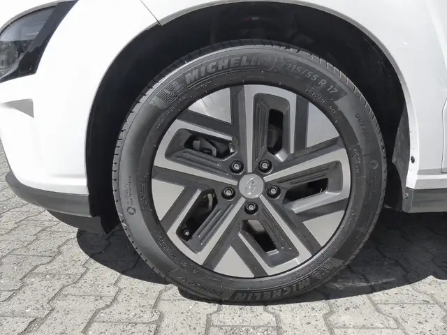 Hyundai Kona view 3