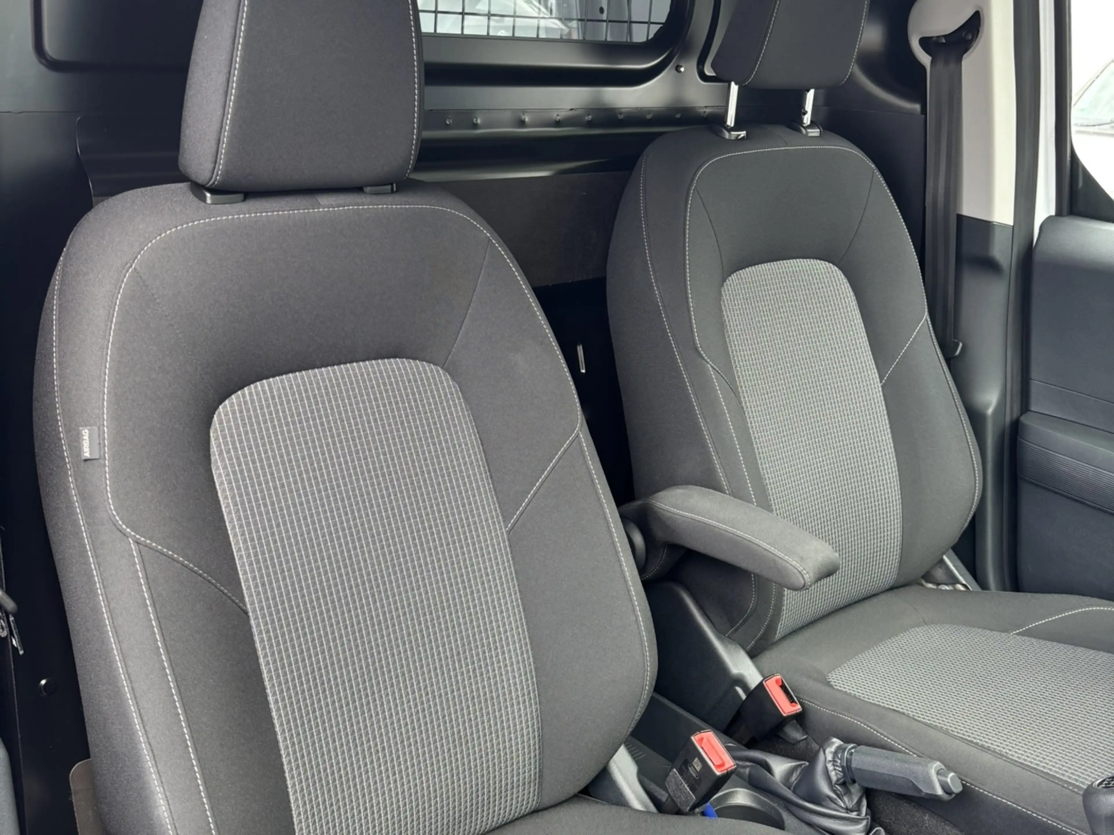 Ford Transit Courier Trend — photo 13