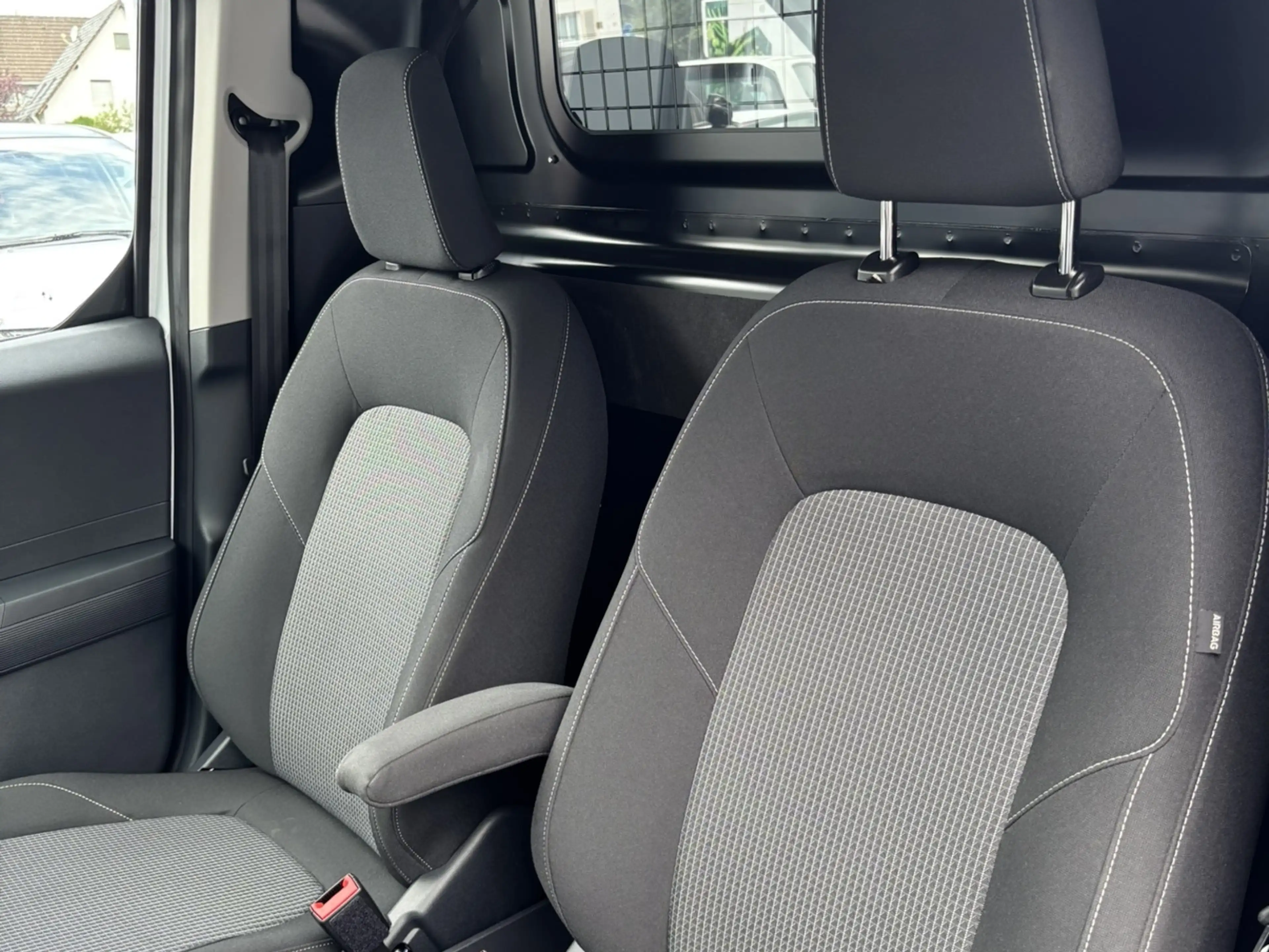 Ford Transit Courier Trend — photo 8