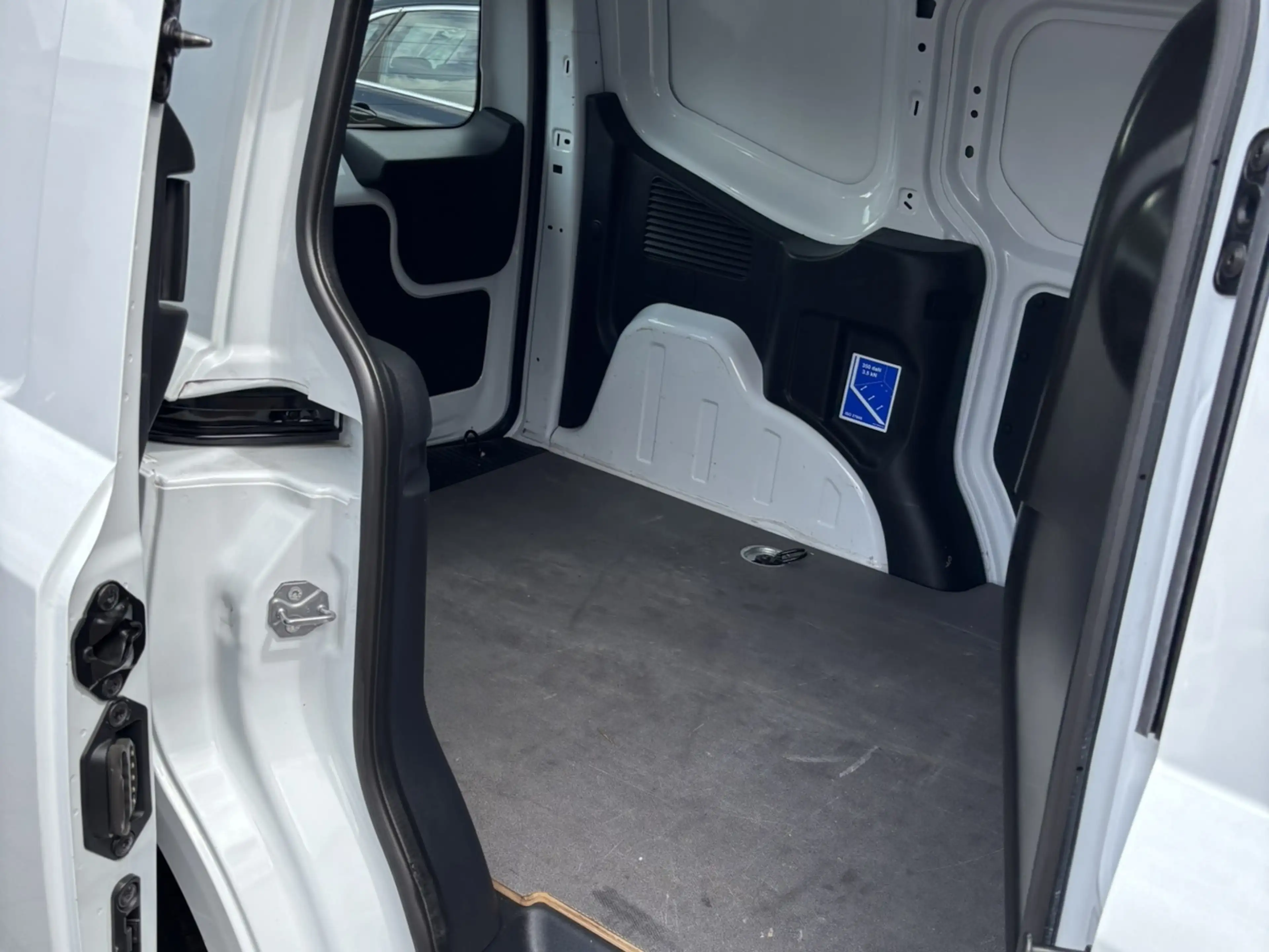 Ford Transit Courier Trend — photo 14