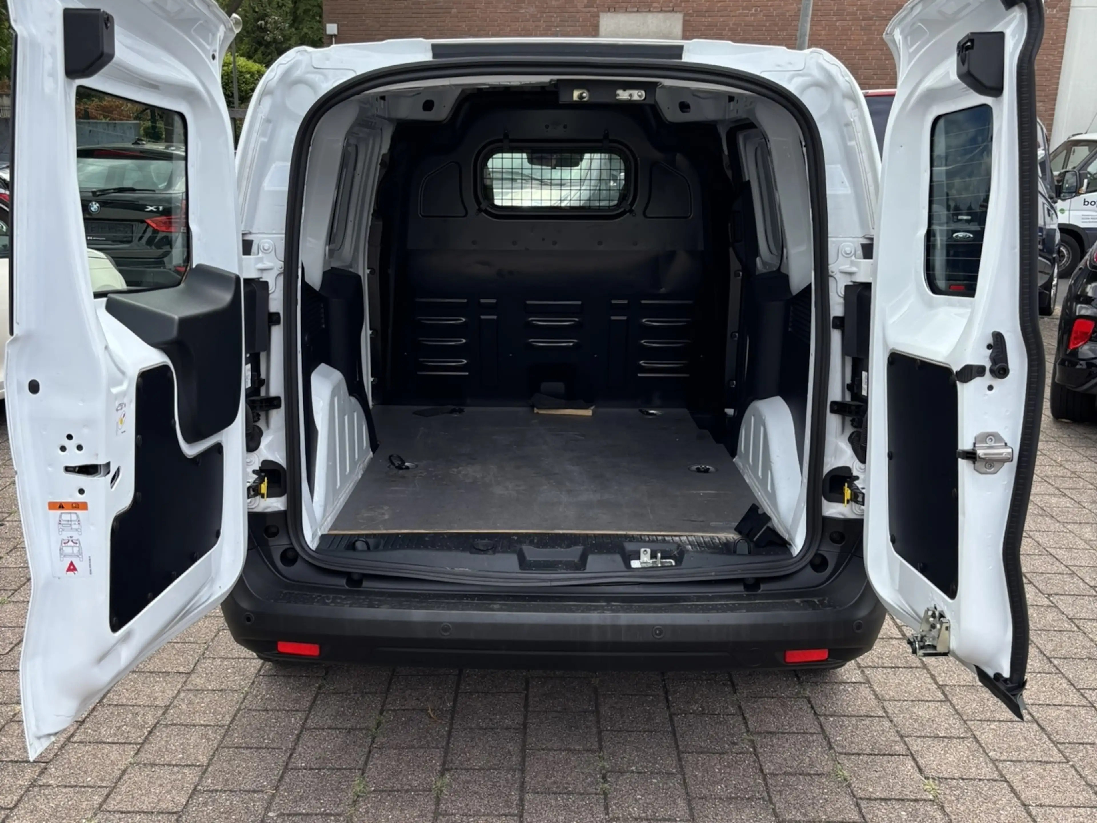 Ford Transit Courier Trend — photo 15