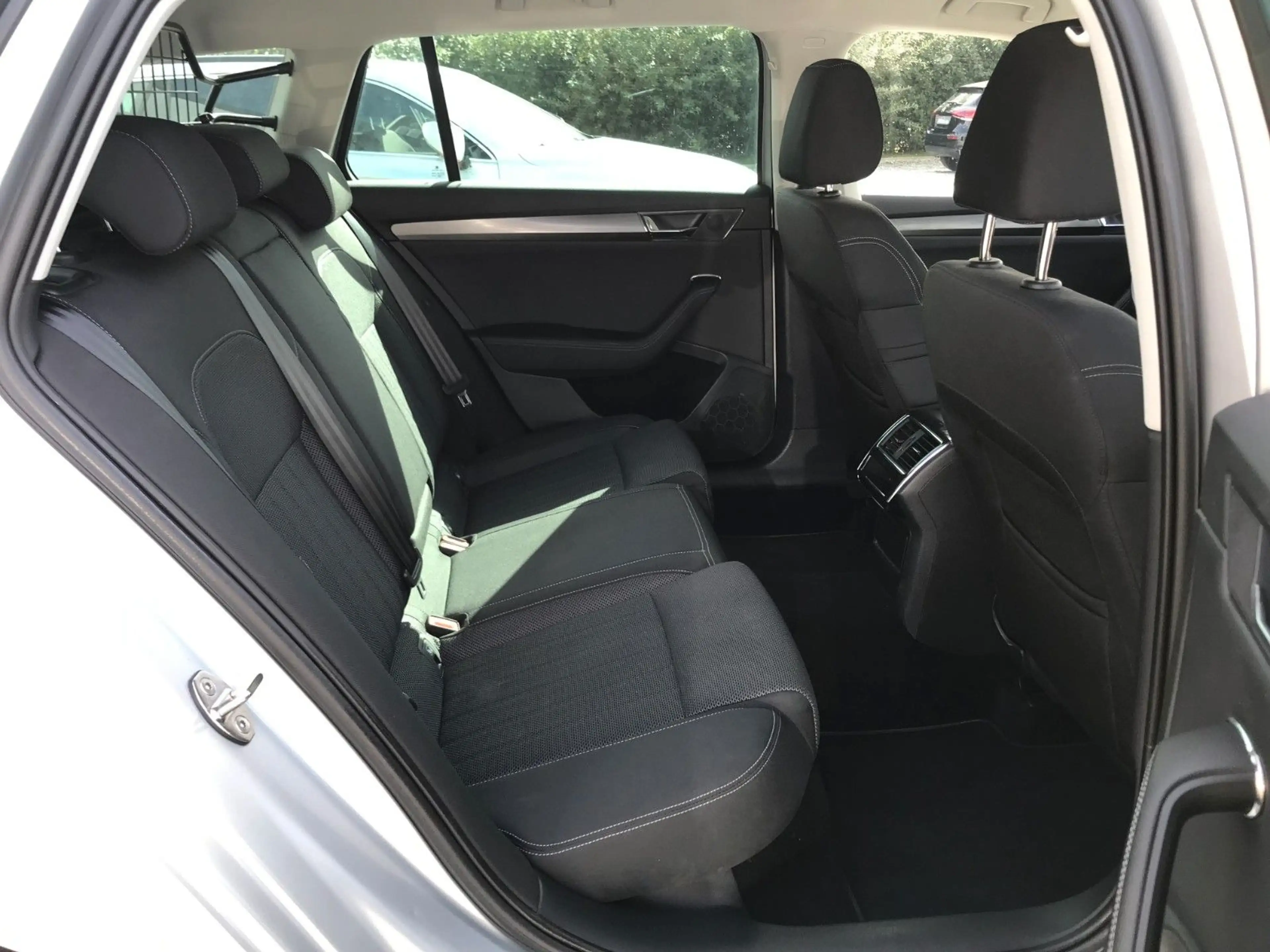 Skoda Superb 2.0 TDI Combi Style DSG 360° VC AHK Stand — photo 8