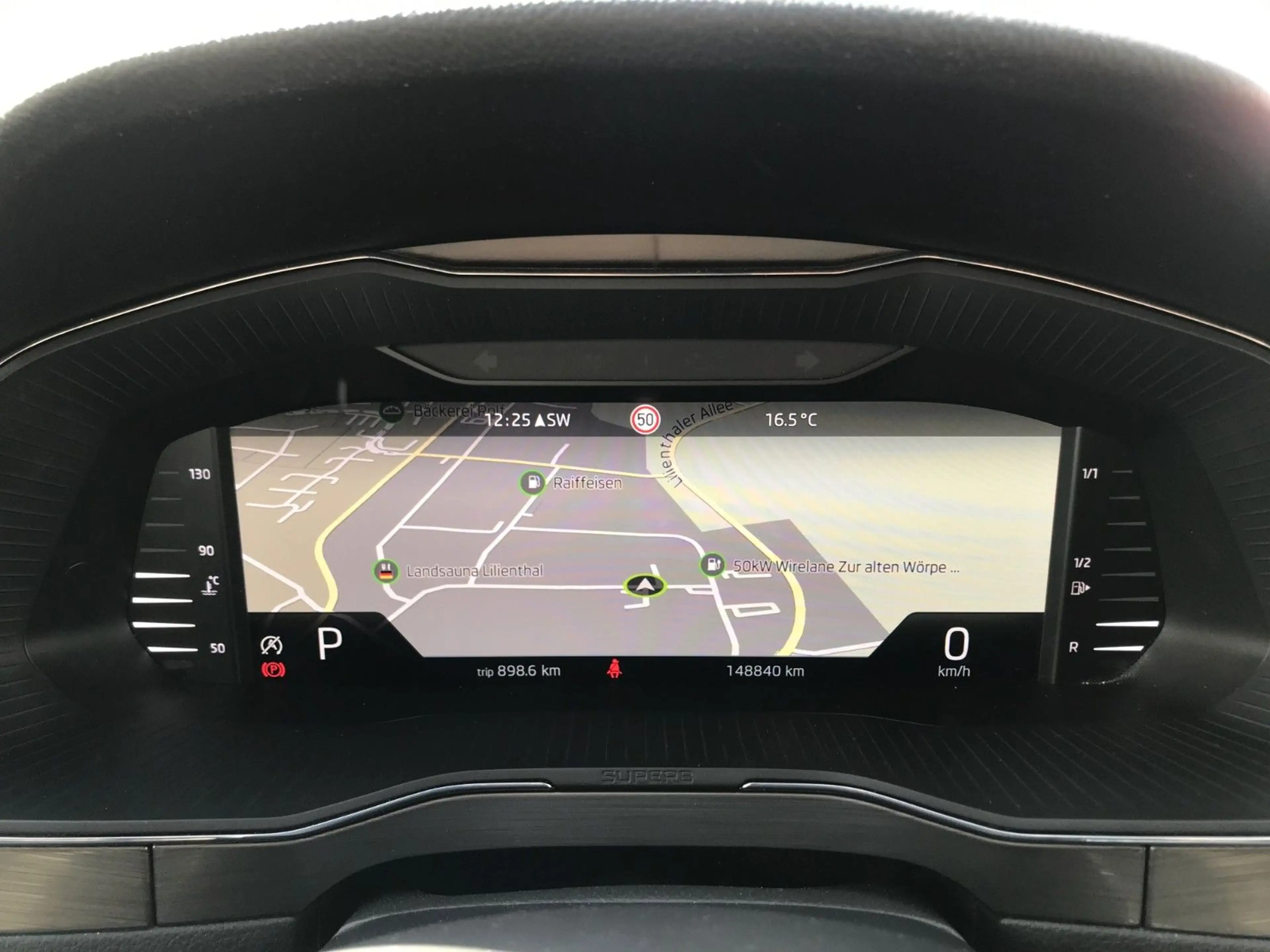 Skoda Superb 2.0 TDI Combi Style DSG 360° VC AHK Stand — photo 10