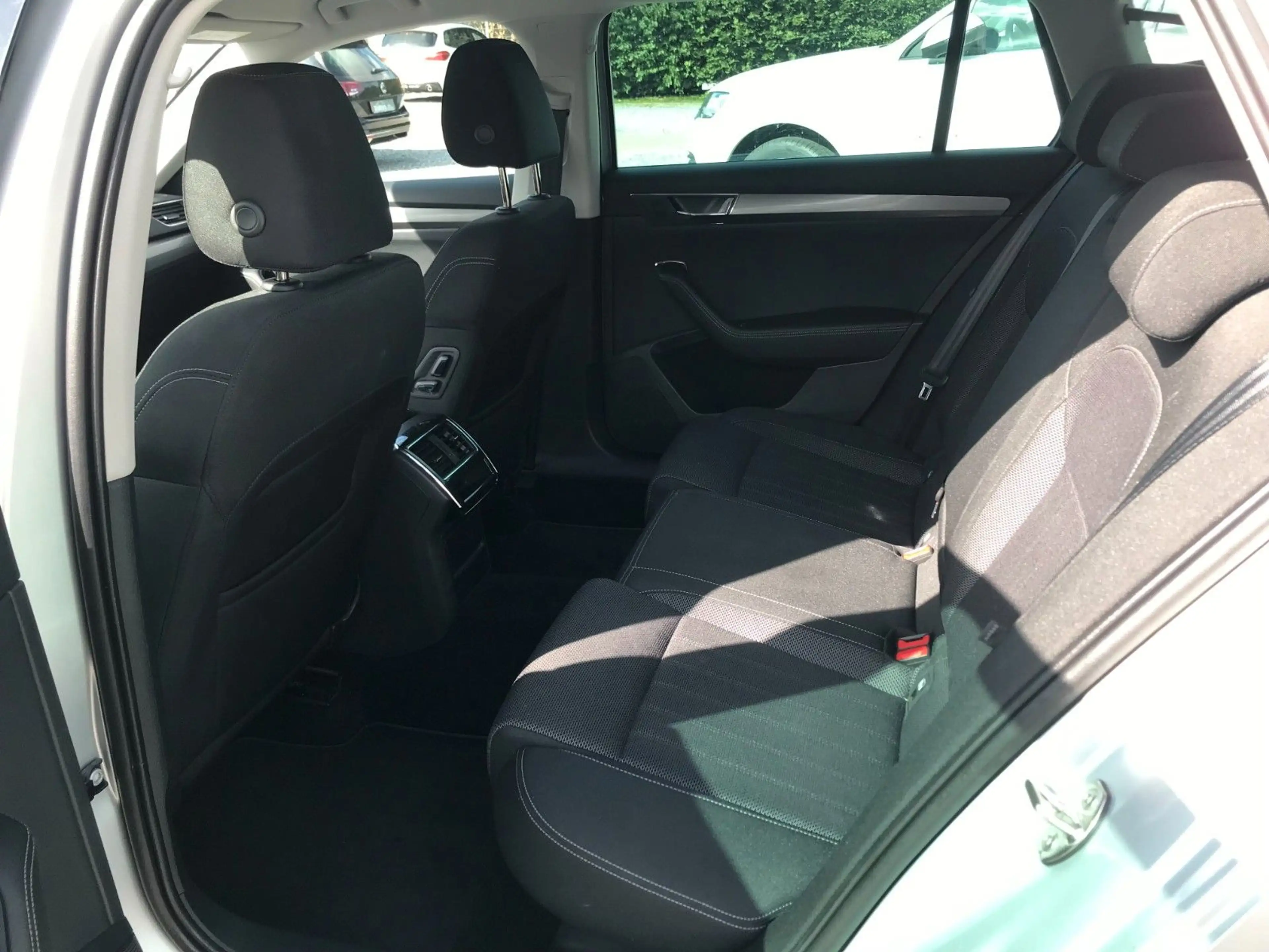 Skoda Superb 2.0 TDI Combi Style DSG 360° VC AHK Stand — photo 9