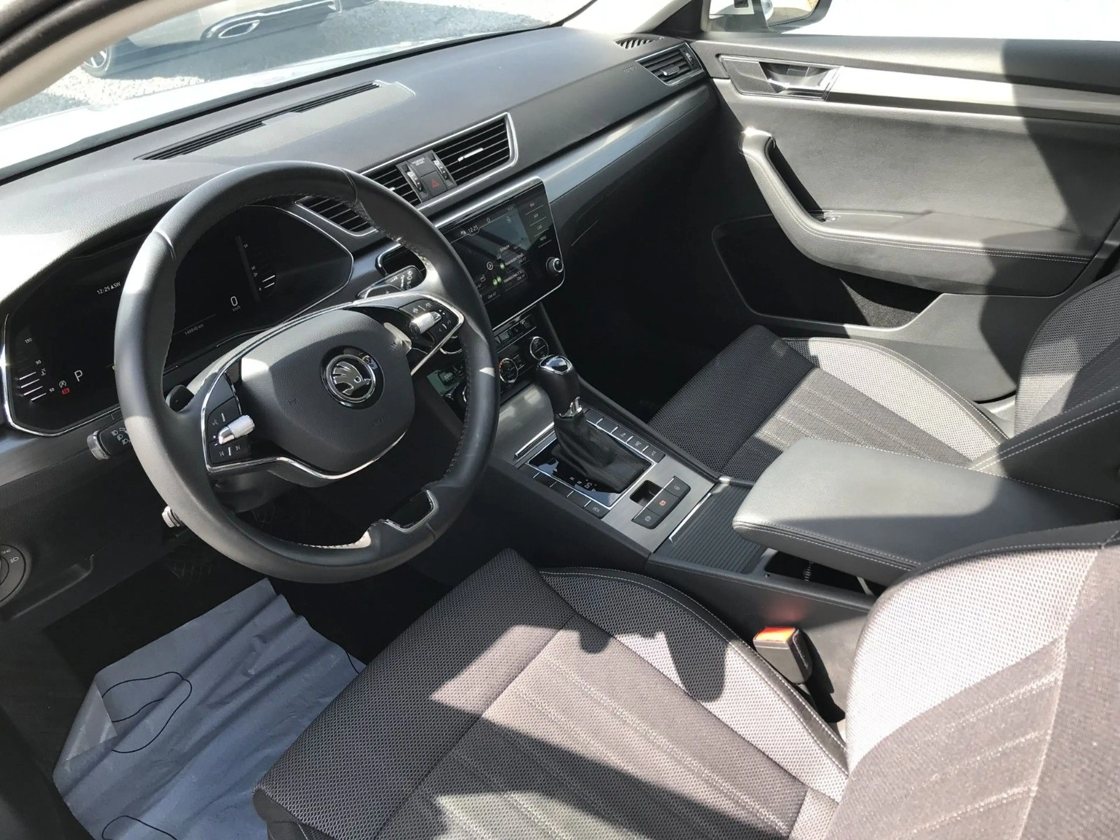 Skoda Superb 2.0 TDI Combi Style DSG 360° VC AHK Stand — photo 6