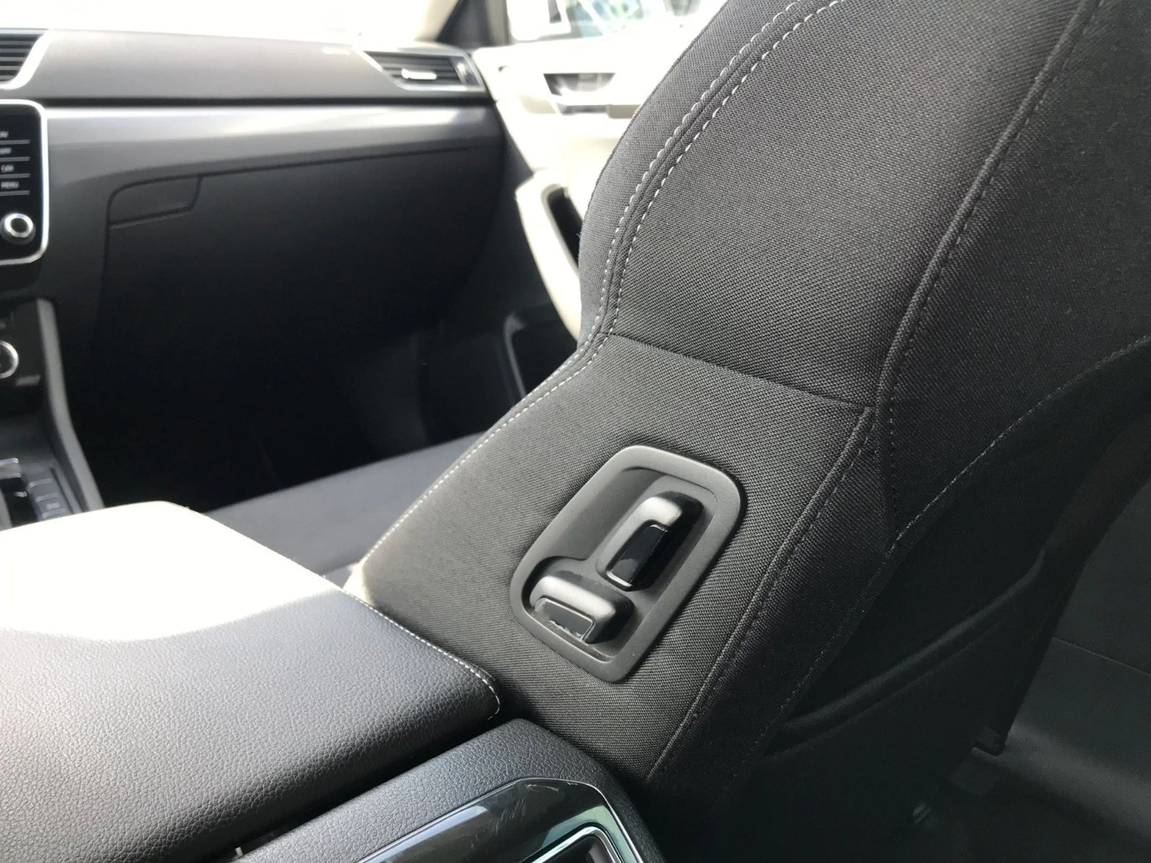 Skoda Superb 2.0 TDI Combi Style DSG 360° VC AHK Stand — photo 15