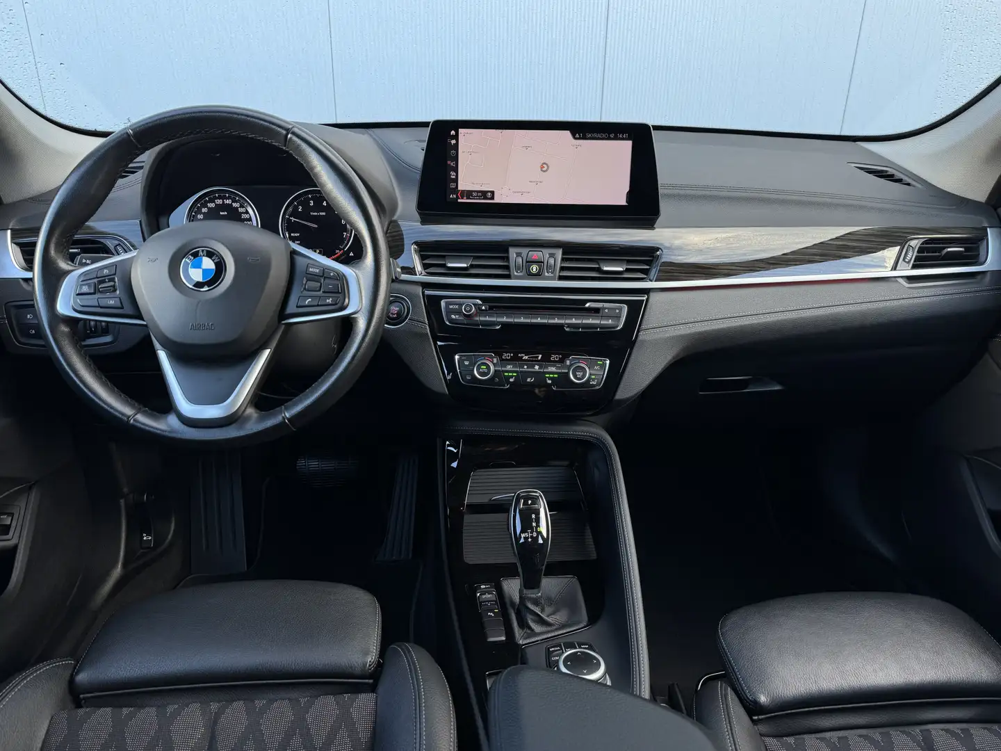 BMW X1 sDrive18i High Executive Automaat/Trekhaak/Camera/ Zwart - 2