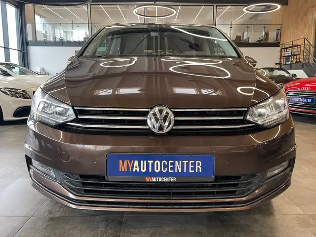 Volkswagen Touran view 3
