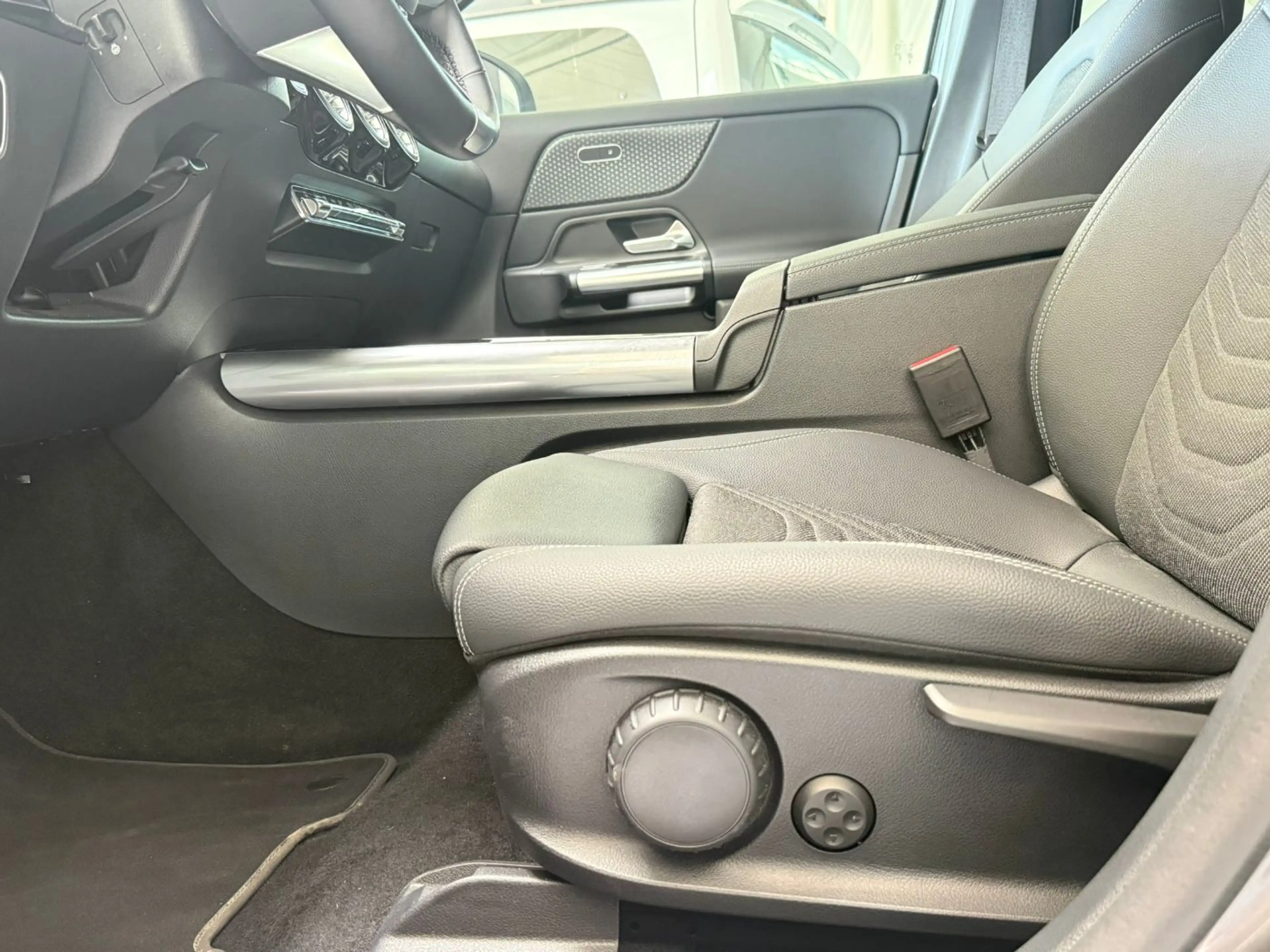 Mercedes-Benz EQA 250 + PTS Shz LED Ambi eHeck CarPlay RKam — photo 11