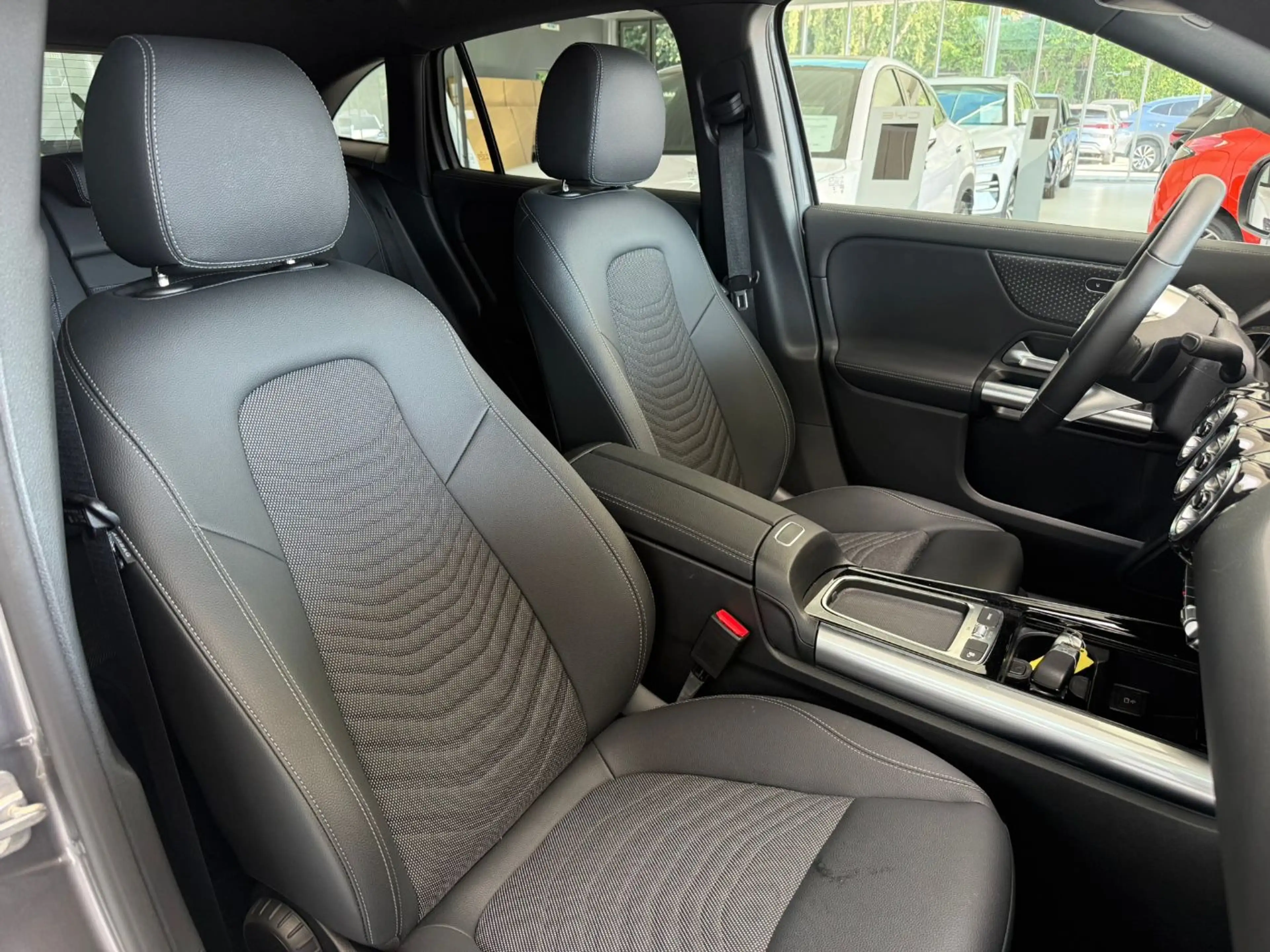 Mercedes-Benz EQA 250 + PTS Shz LED Ambi eHeck CarPlay RKam — photo 9