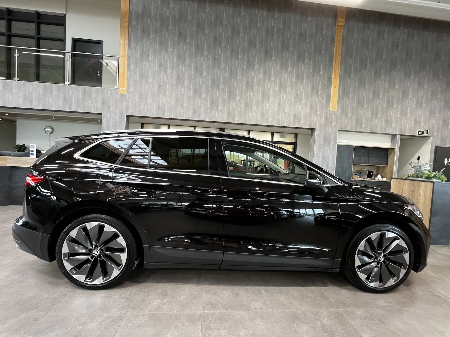 Skoda Enyaq 80 Suite AHK Matrix 21´ Leder Kame Wärmep Noir - 2
