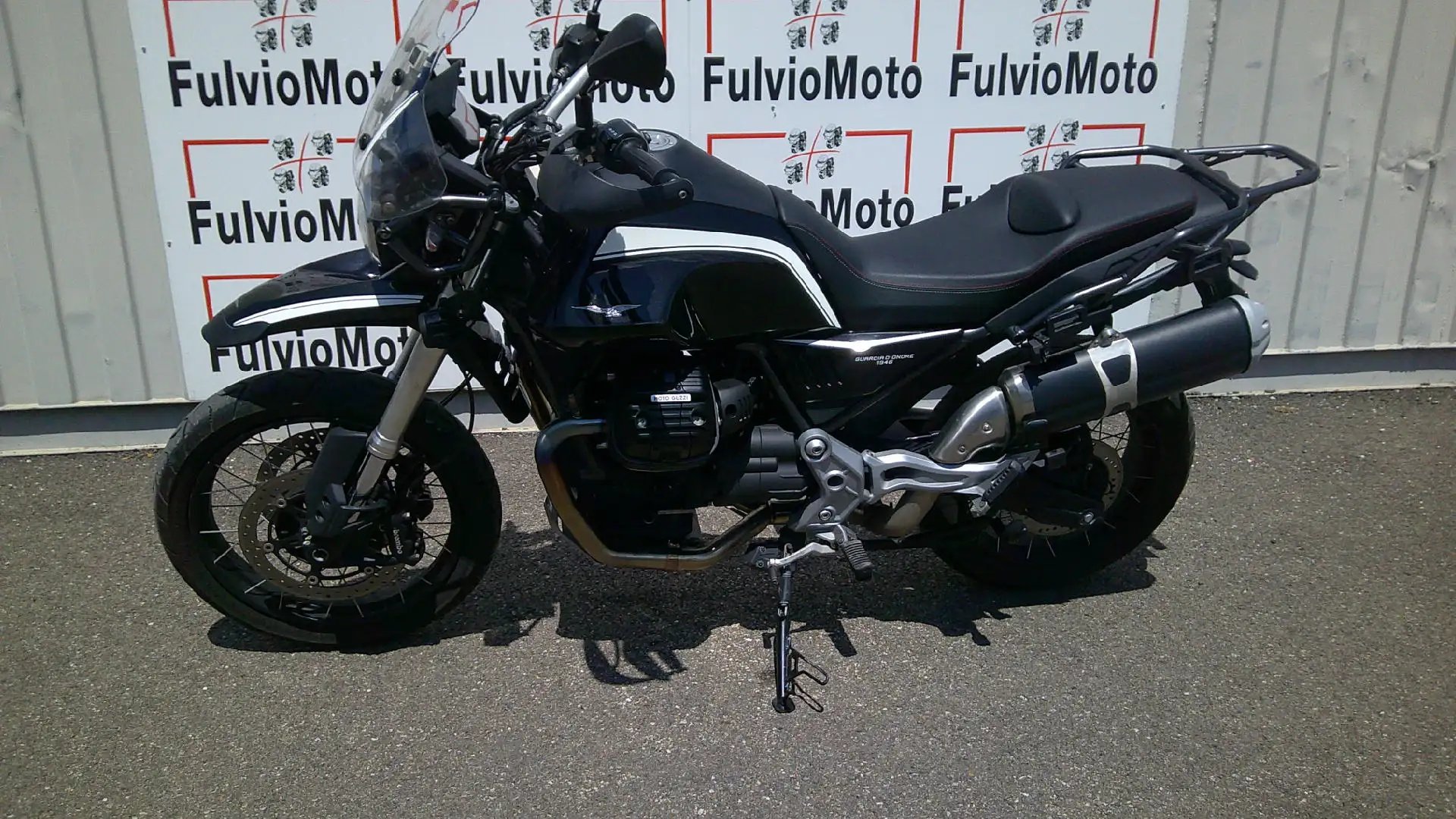 Moto Guzzi V 85 TT Black - 1