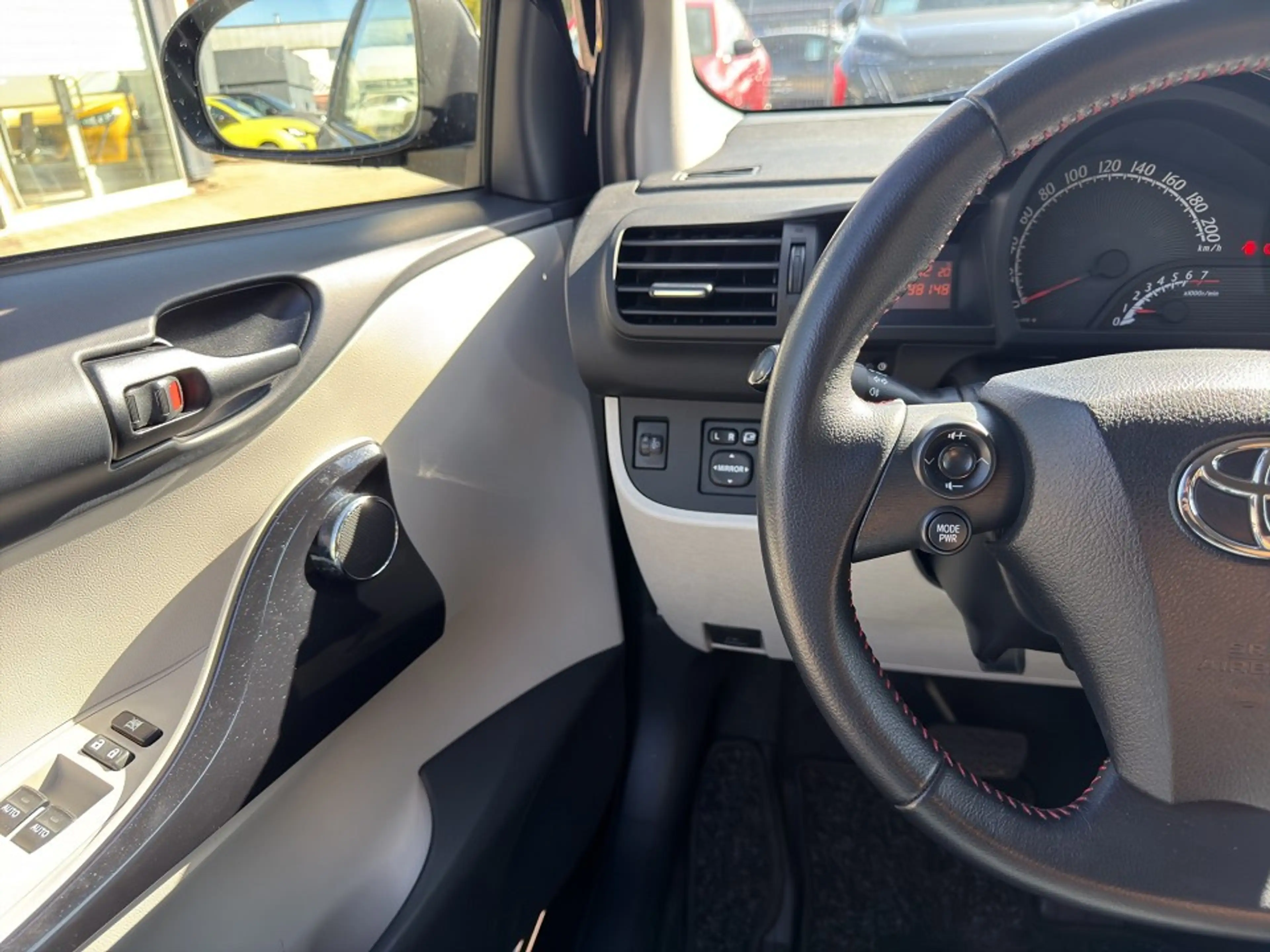 Toyota iQ 1.33 Automatik — photo 12