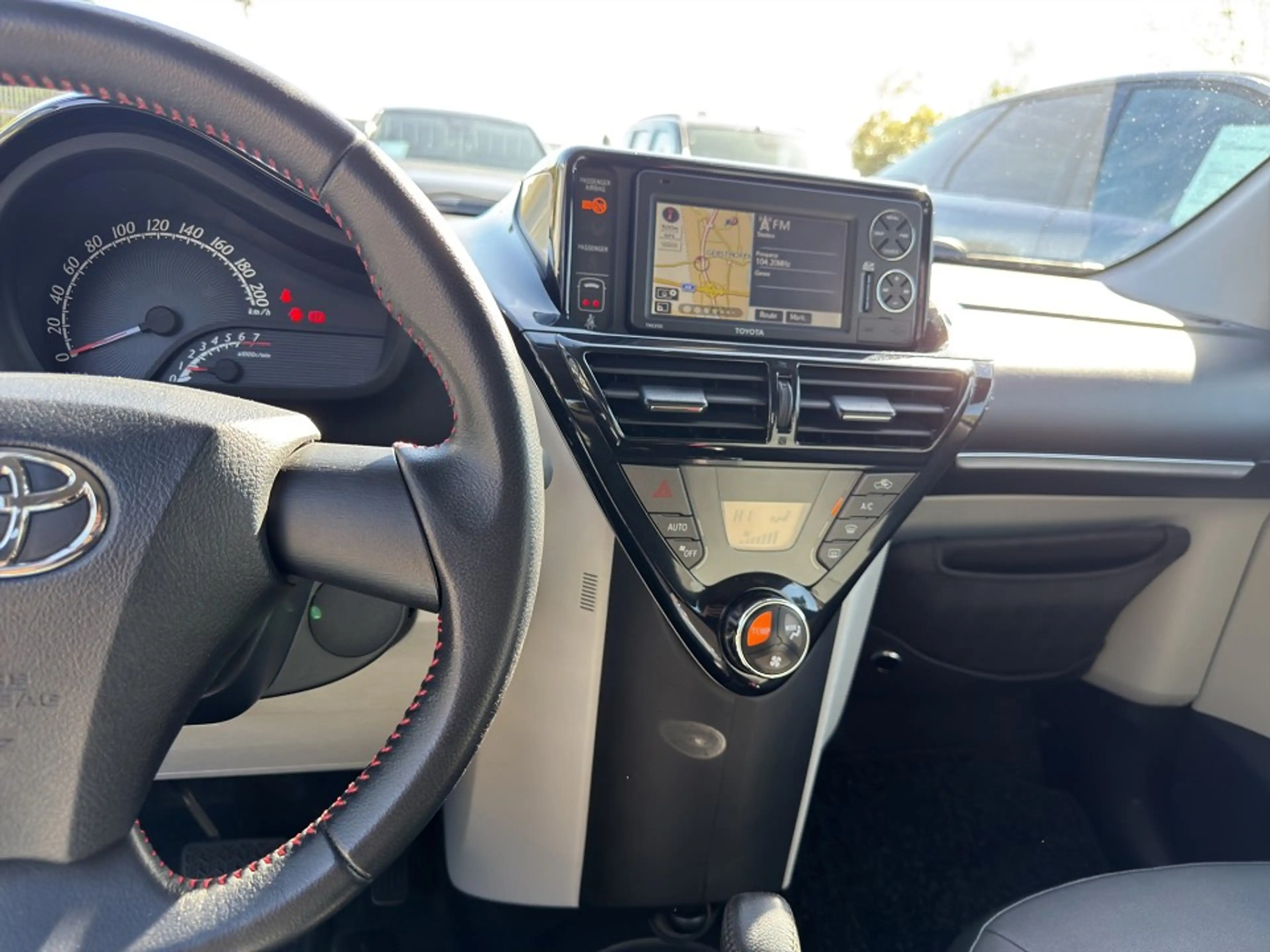 Toyota iQ 1.33 Automatik — photo 13