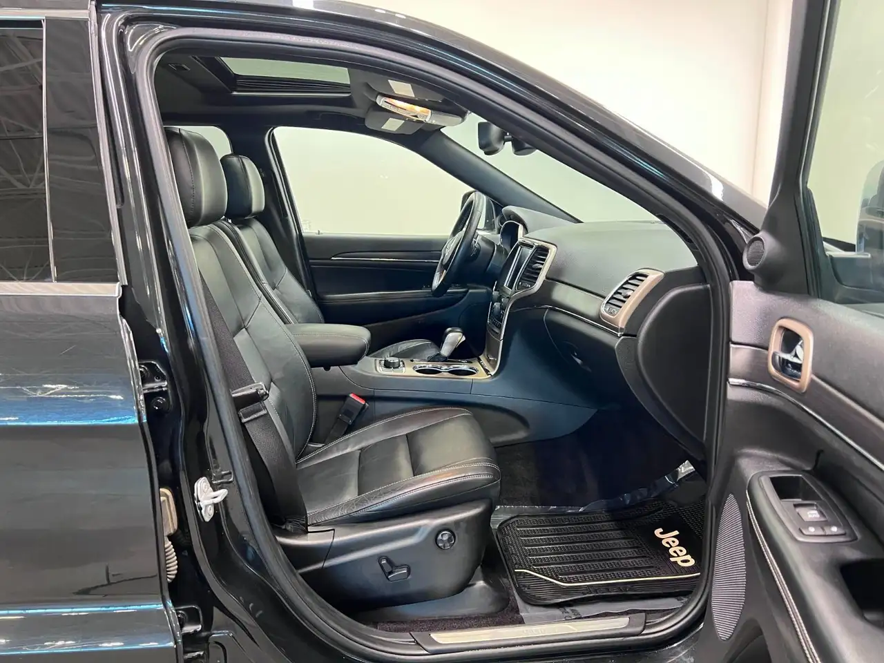Jeep Grand Cherokee снимка Jeep Grand Cherokee