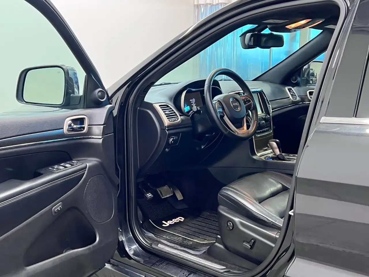 Jeep Grand Cherokee снимка Jeep Grand Cherokee