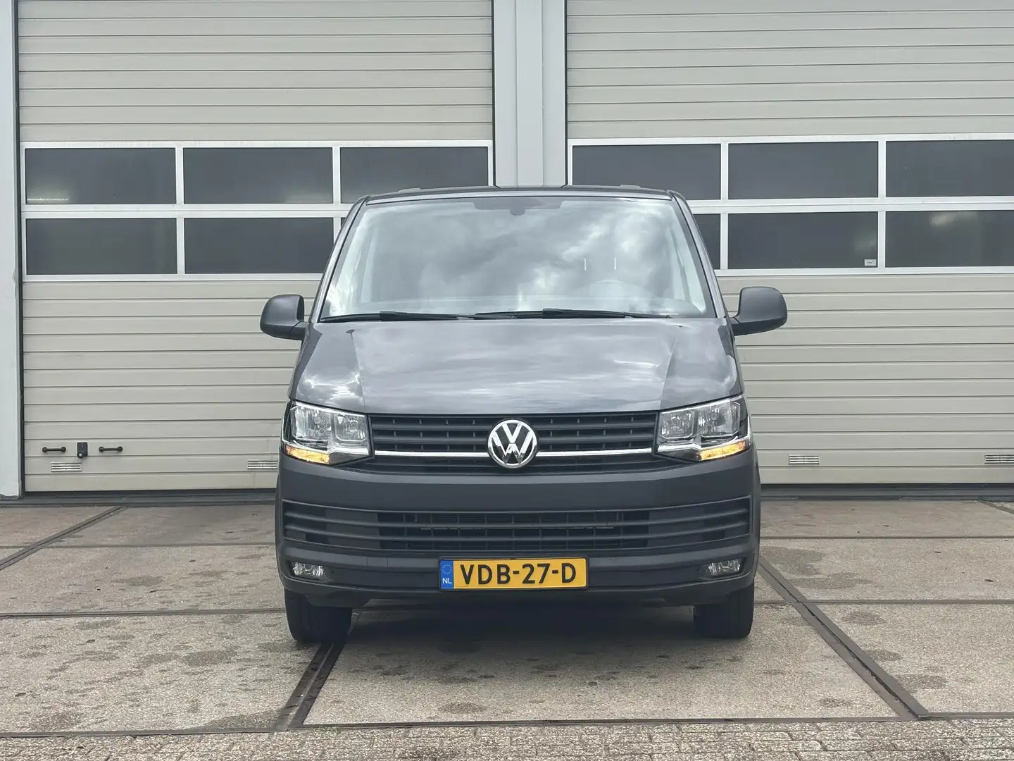 Volkswagen T6 Transporter 2.0 TDI L2H1 Comfortline Grijs - 2