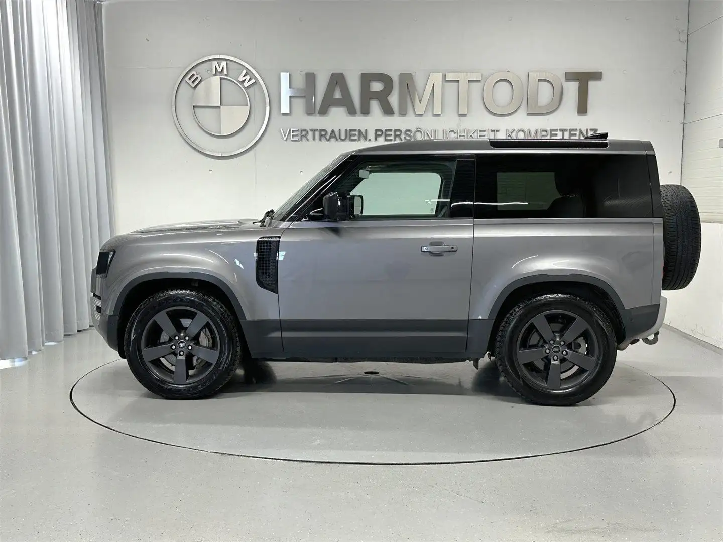 Land Rover Defender 90 P400 HSE siva - 2