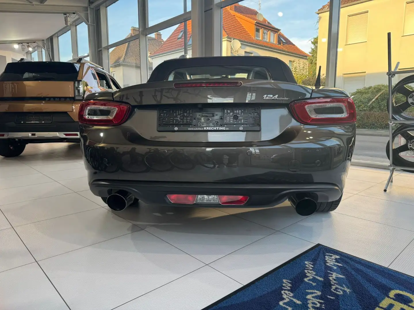 Fiat 124 Spider Lusso Braun - 2