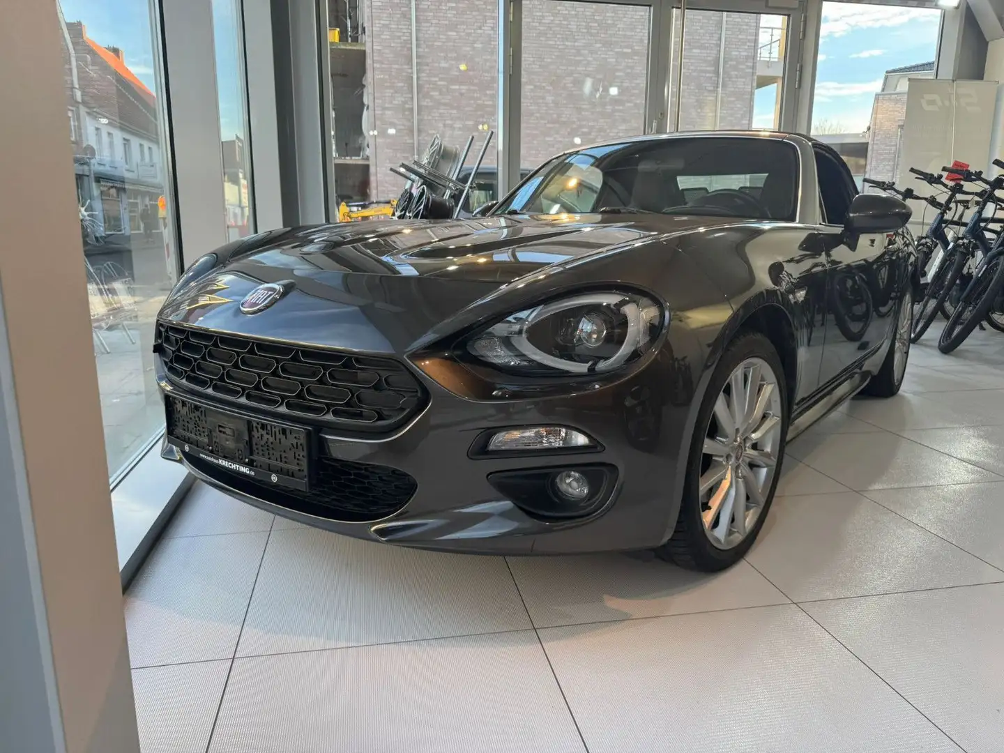 Fiat 124 Spider Lusso Braun - 1