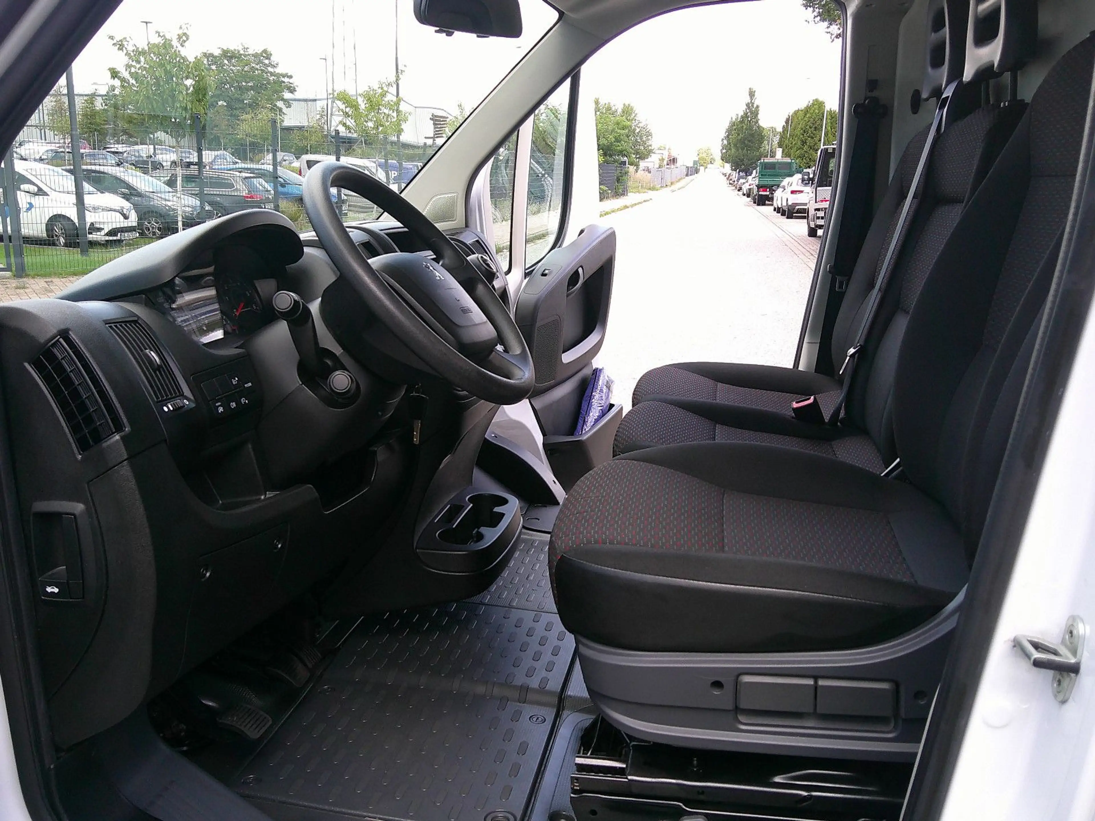 Peugeot Boxer Kasten Hochraum 335 L3H2 Pro BlueHDi 140 S — photo 15