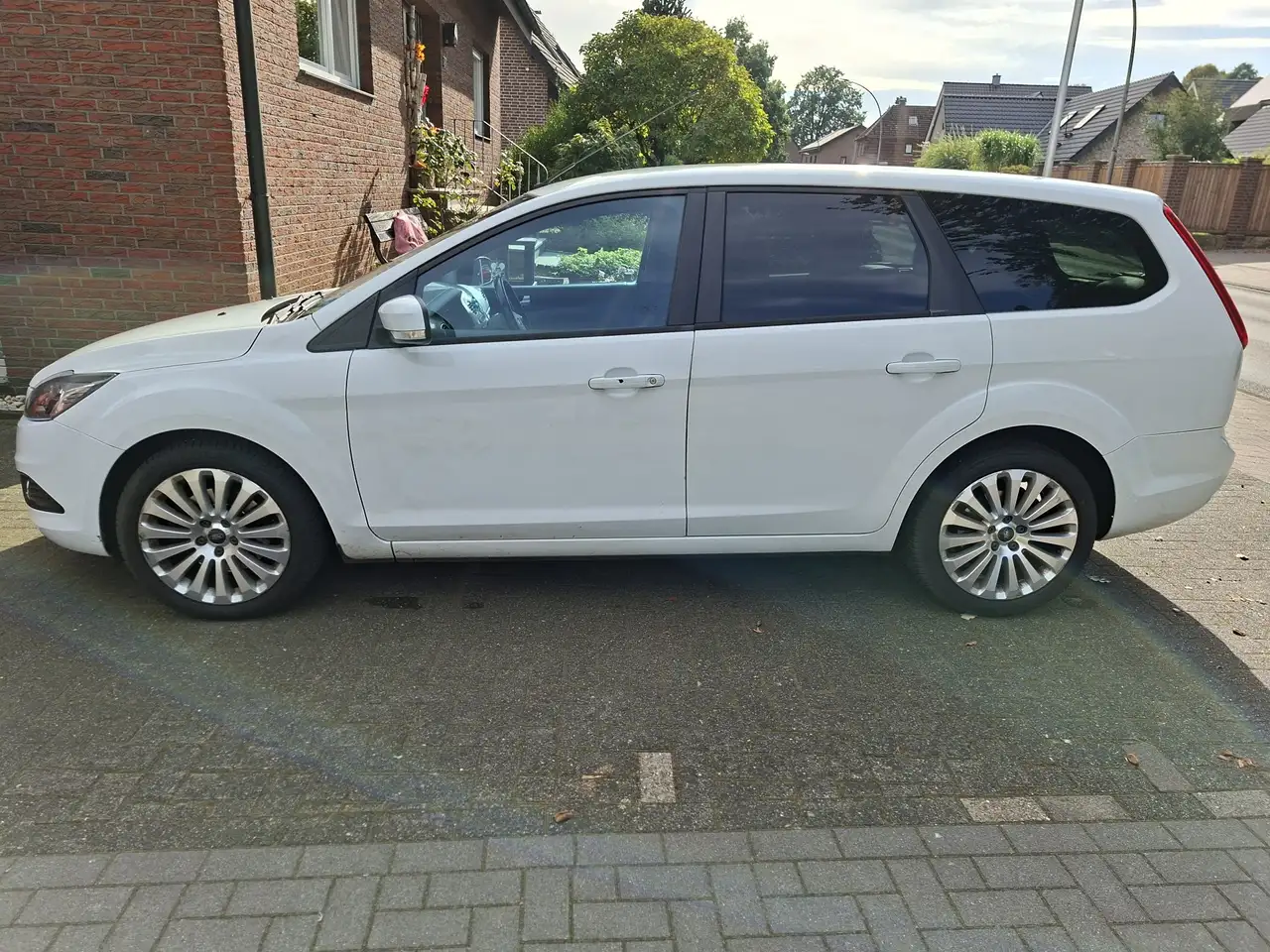 Ford Focus Titanium — photo 1 of 10