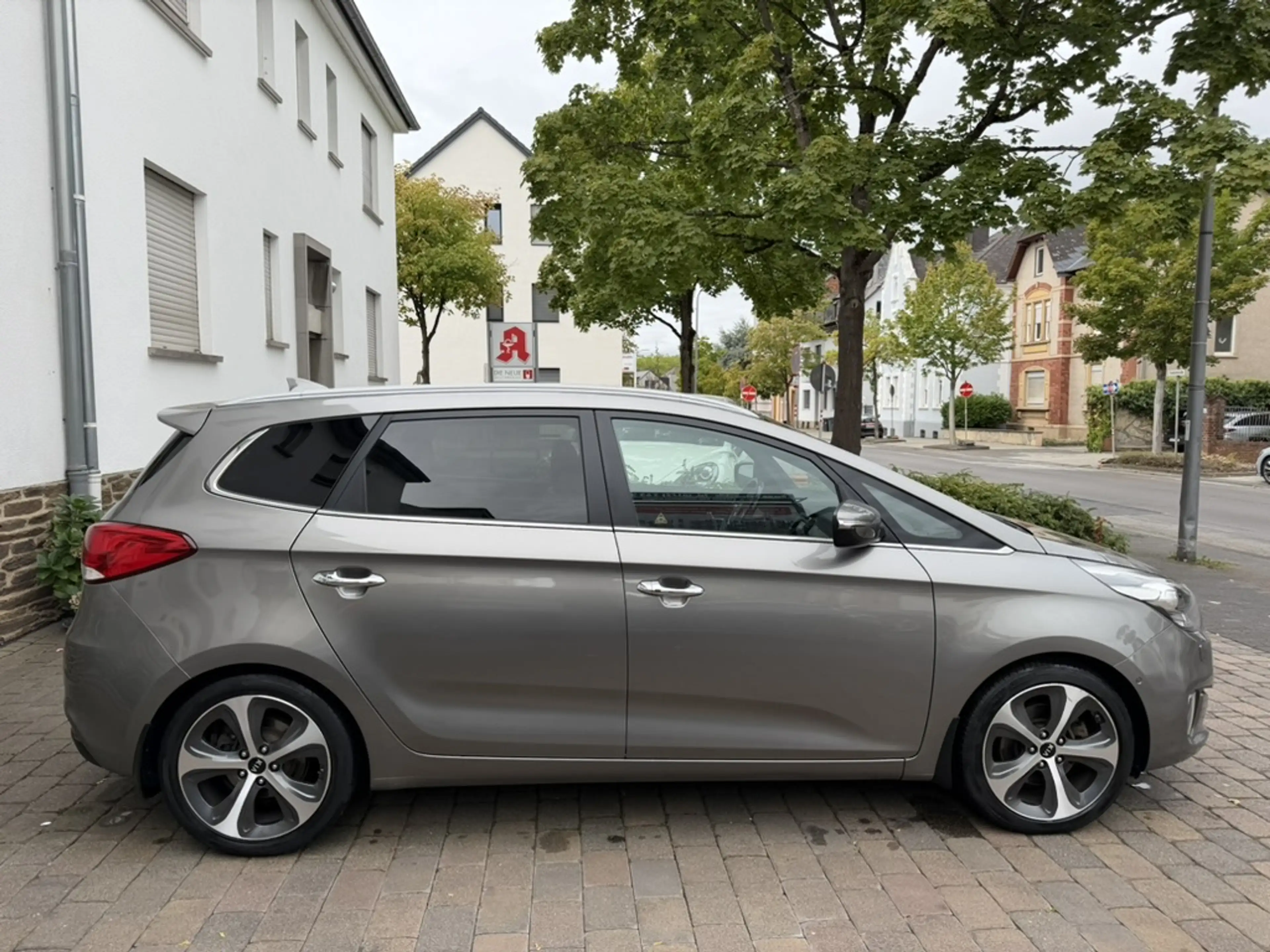 Kia Carens Spirit - Kia Carens Spirit 1.7 CRDI - 7 Sitzer -Scheckheftgepflegt - 8- fach Bereift — photo 6