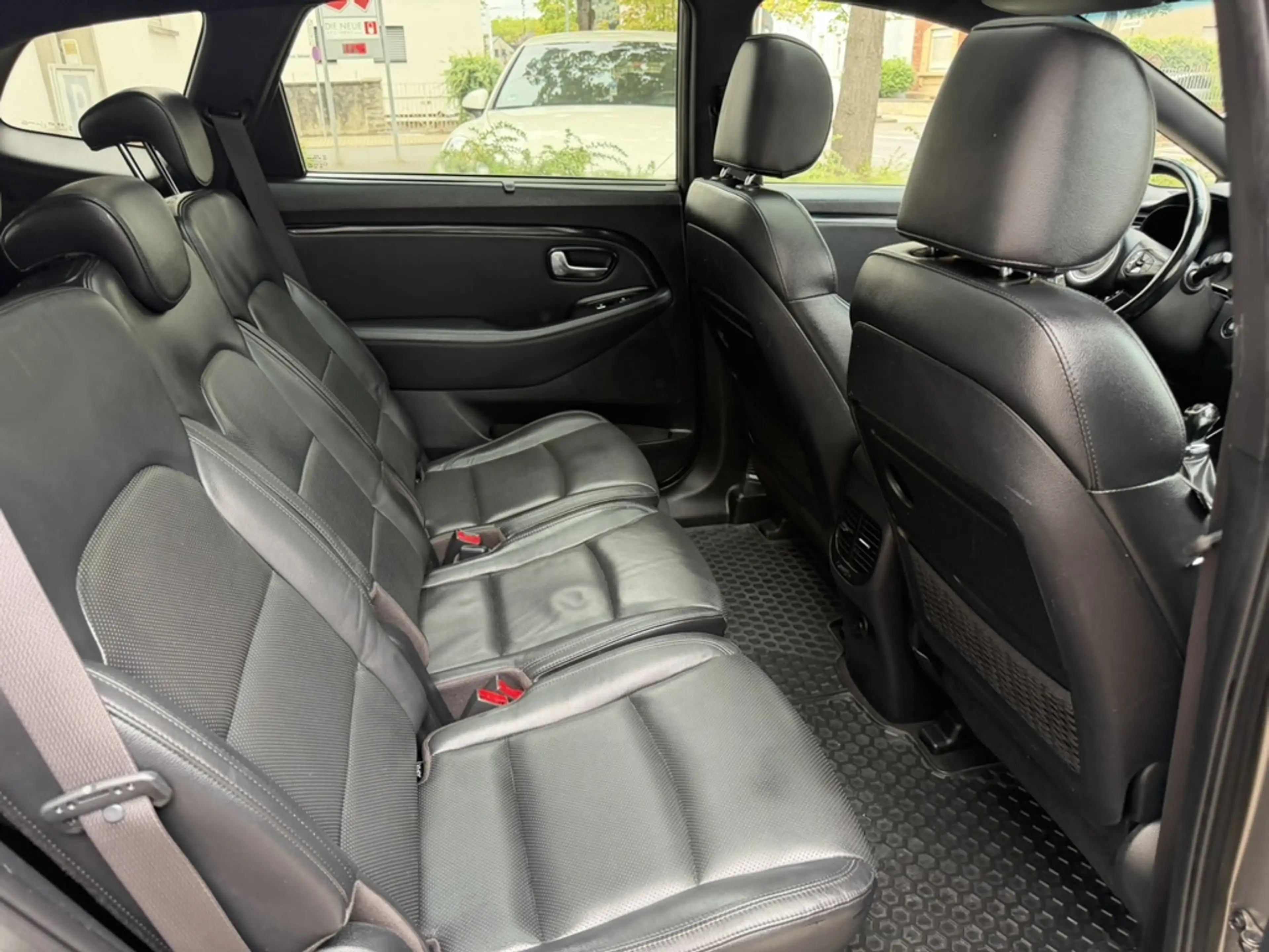 Kia Carens Spirit - Kia Carens Spirit 1.7 CRDI - 7 Sitzer -Scheckheftgepflegt - 8- fach Bereift — photo 13