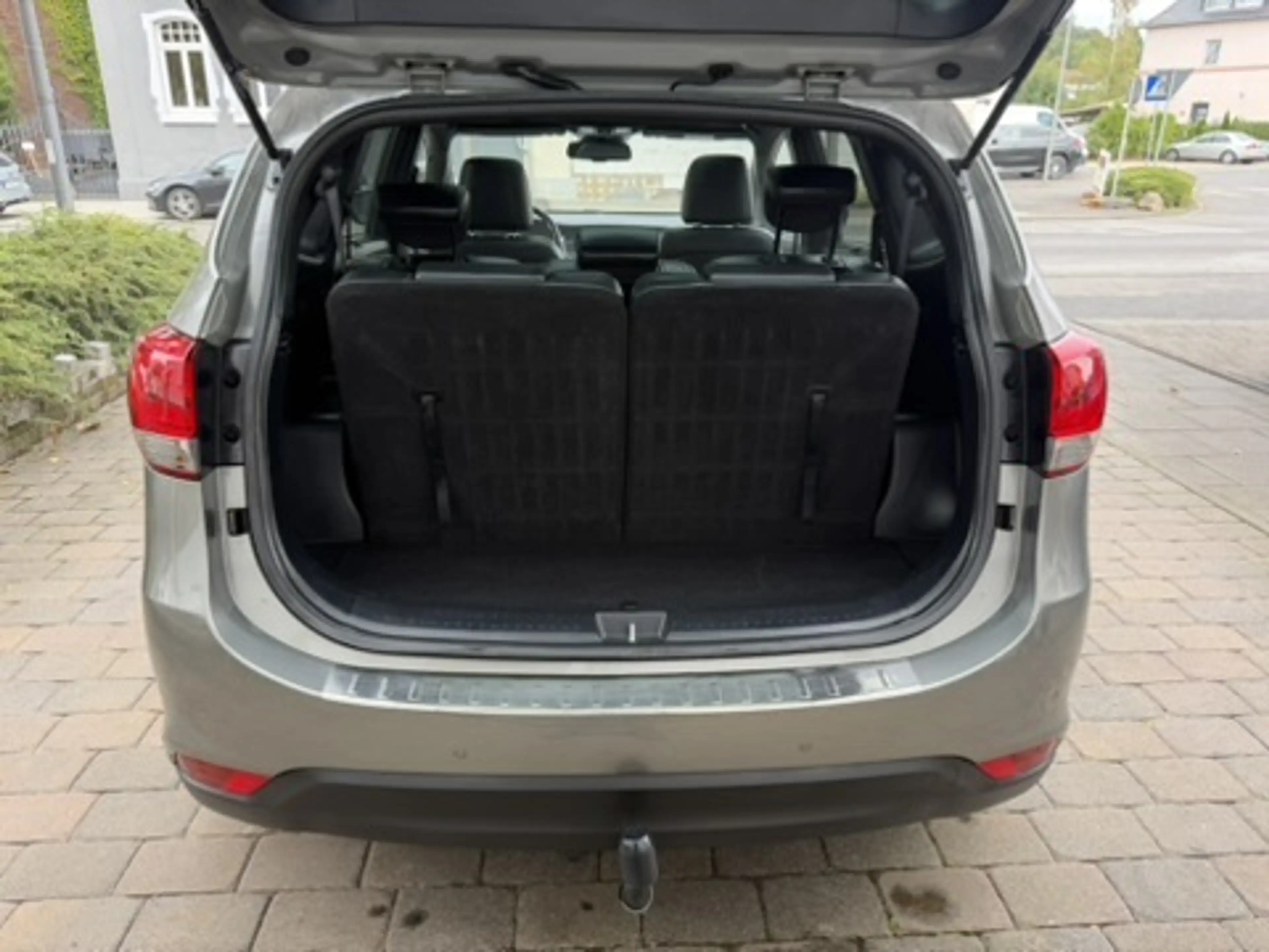 Kia Carens Spirit - Kia Carens Spirit 1.7 CRDI - 7 Sitzer -Scheckheftgepflegt - 8- fach Bereift — photo 9