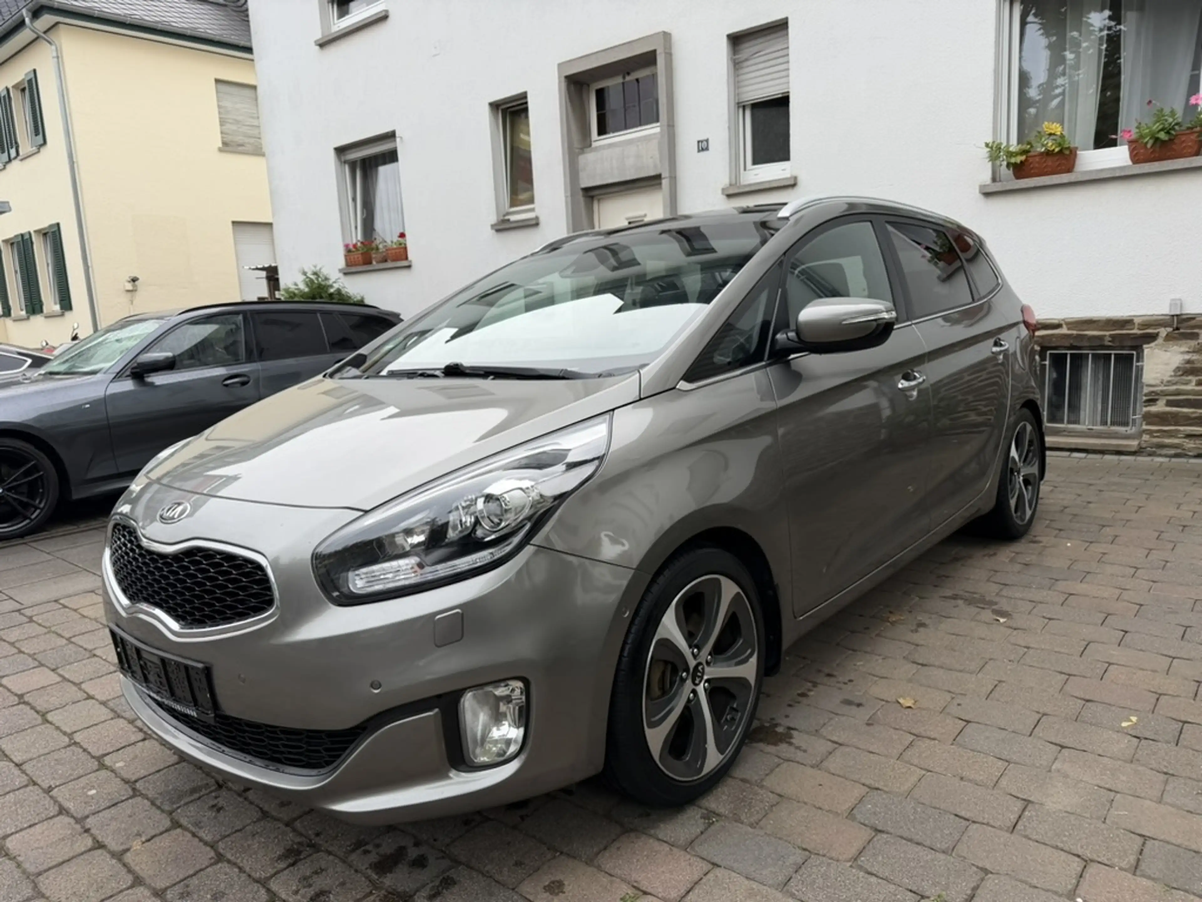 Kia Carens Spirit - Kia Carens Spirit 1.7 CRDI - 7 Sitzer -Scheckheftgepflegt - 8- fach Bereift — photo 3