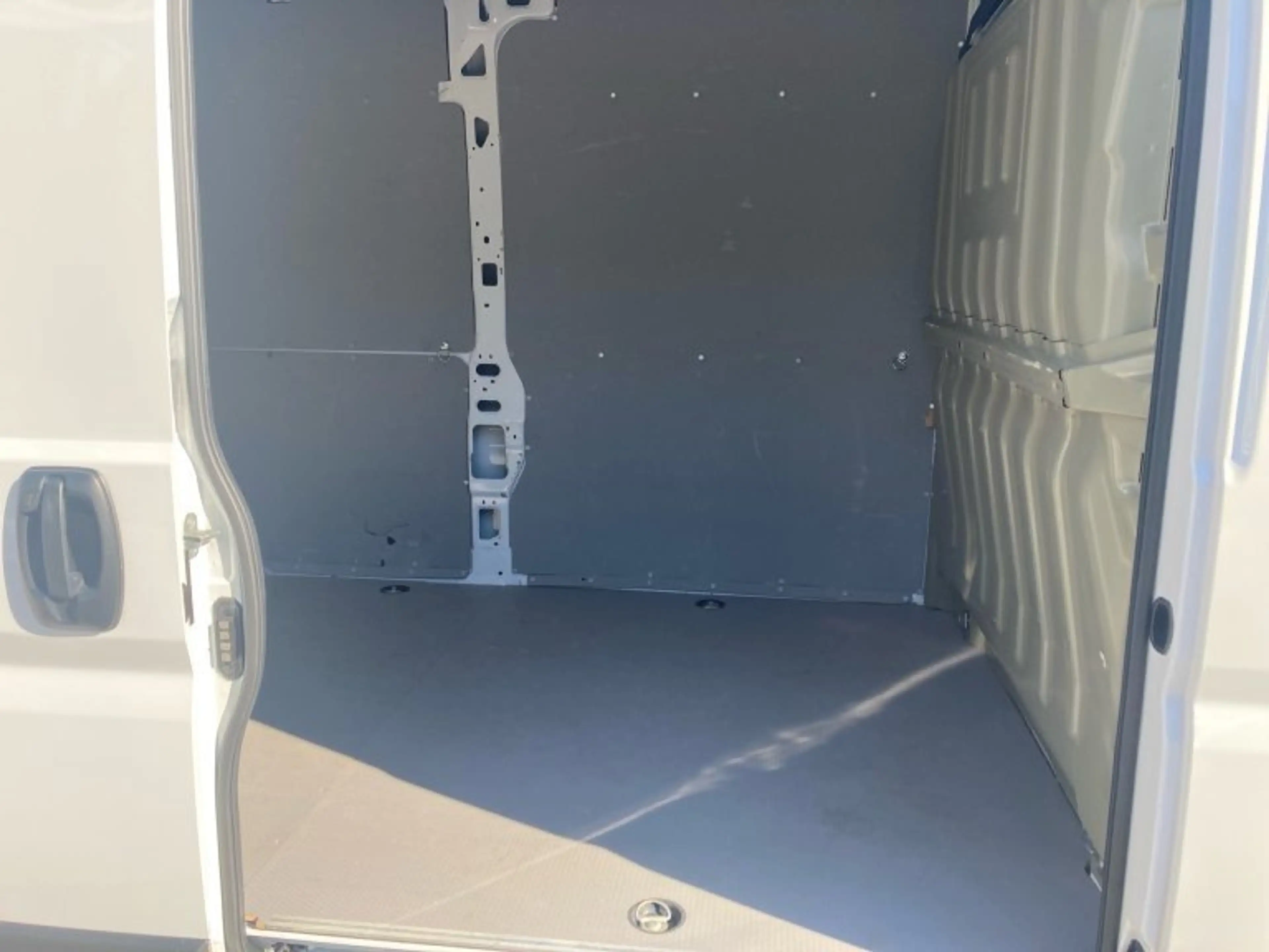 Peugeot Boxer 35+ L4H2 BlueHDi 140 S&S — photo 13