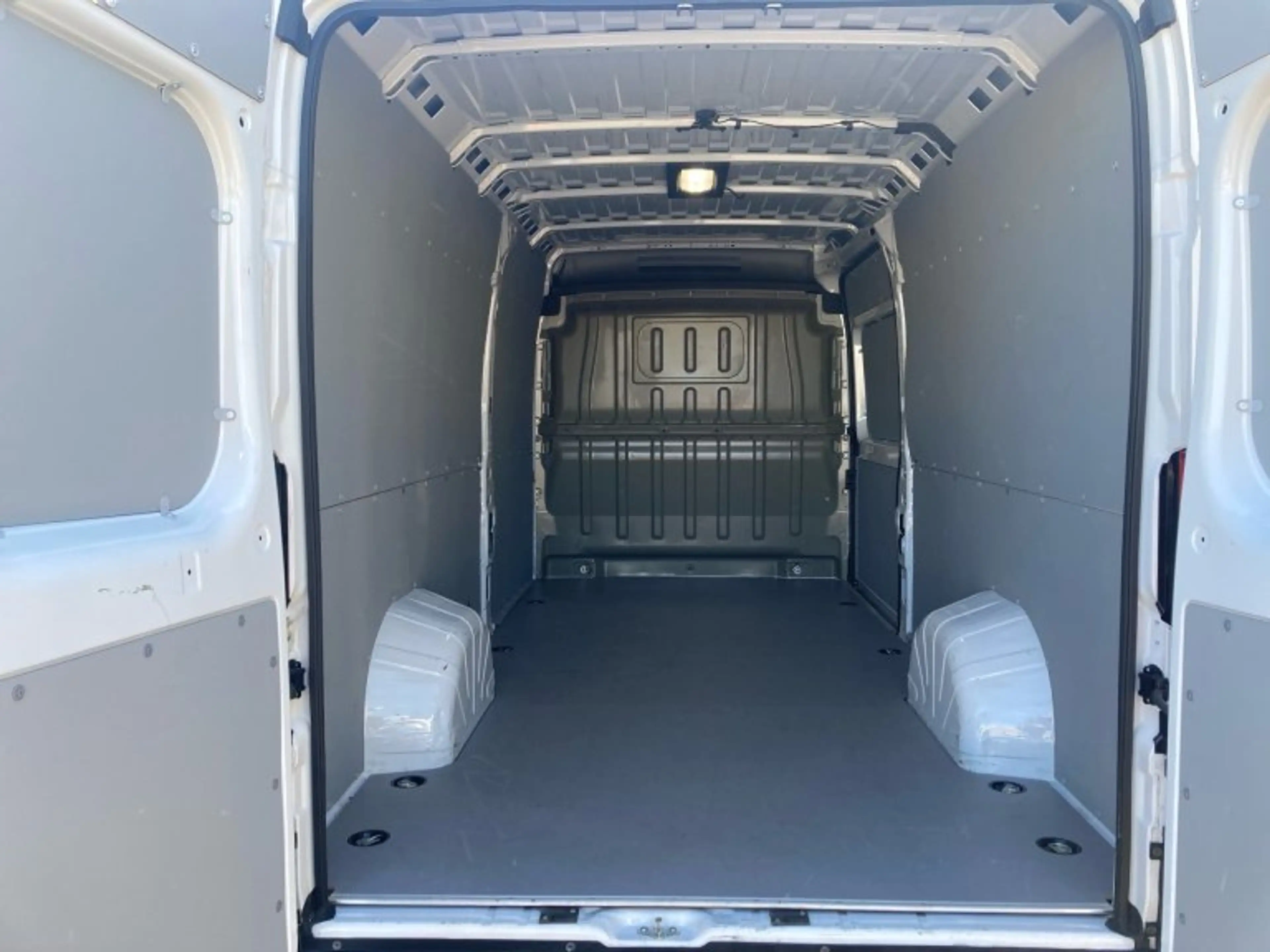 Peugeot Boxer 35+ L4H2 BlueHDi 140 S&S — photo 14