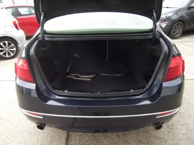 BMW 5 Series view 8