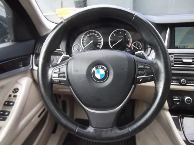 BMW 5 Series view 11