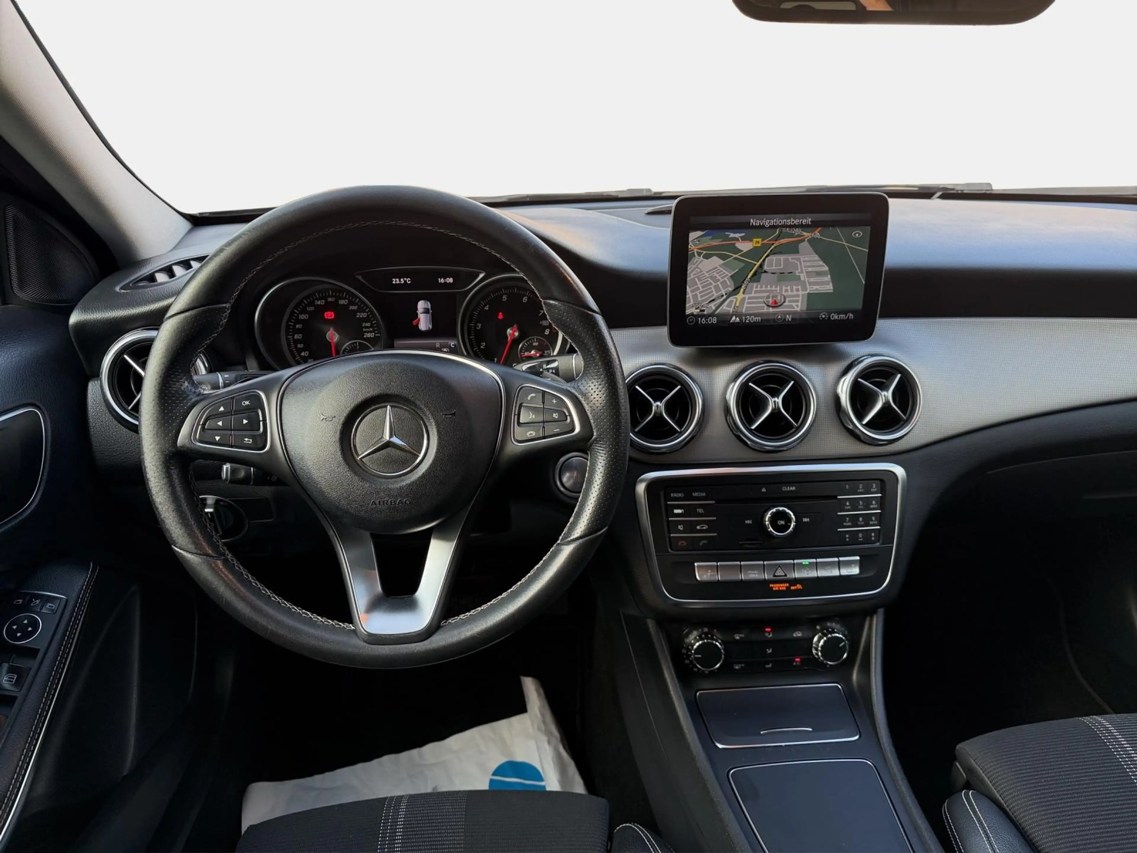 Mercedes-Benz GLA 180 7G-DCT Urban Sport*Night/LED/Navi/Kamera — photo 14
