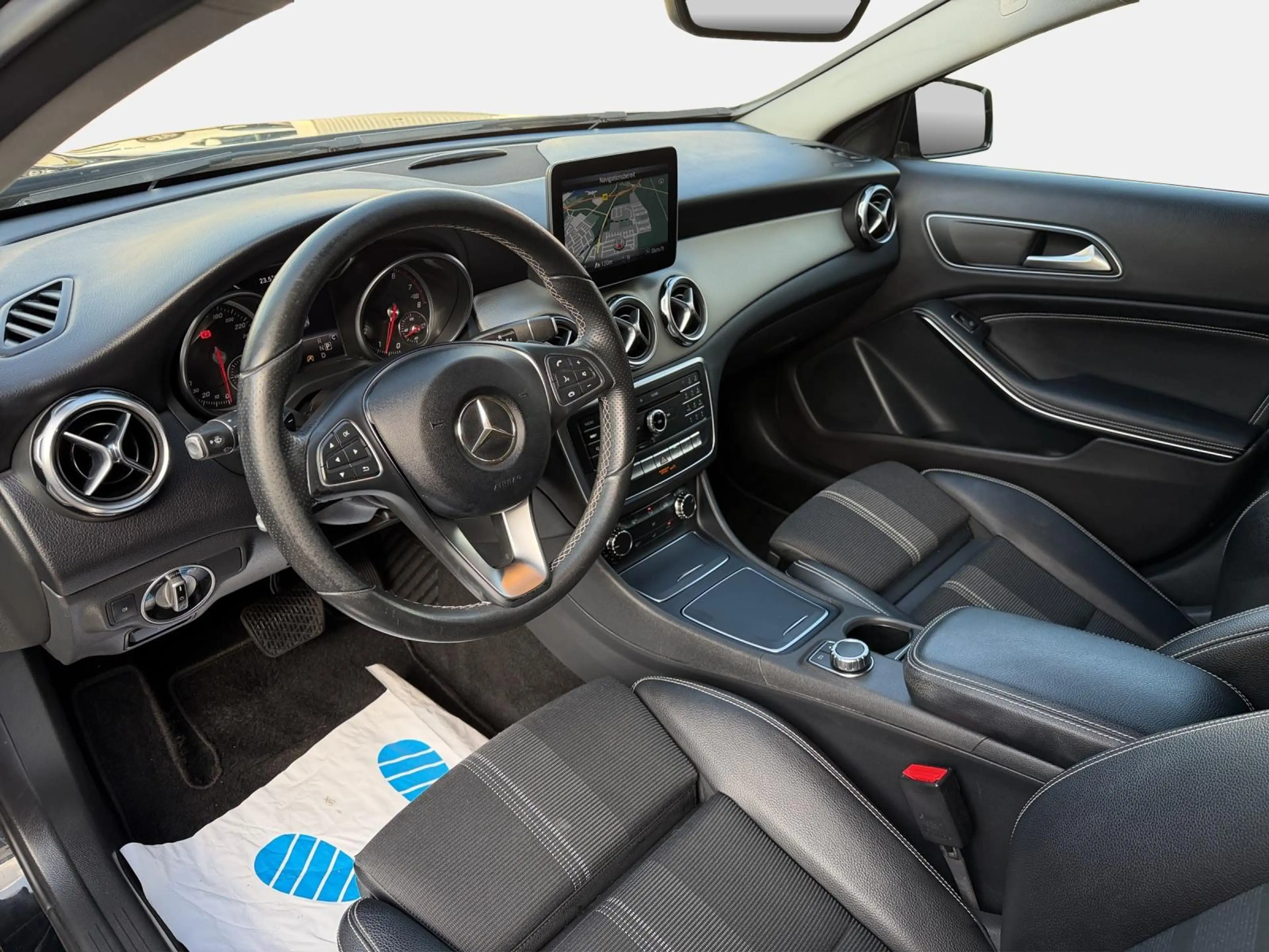 Mercedes-Benz GLA 180 7G-DCT Urban Sport*Night/LED/Navi/Kamera — photo 11