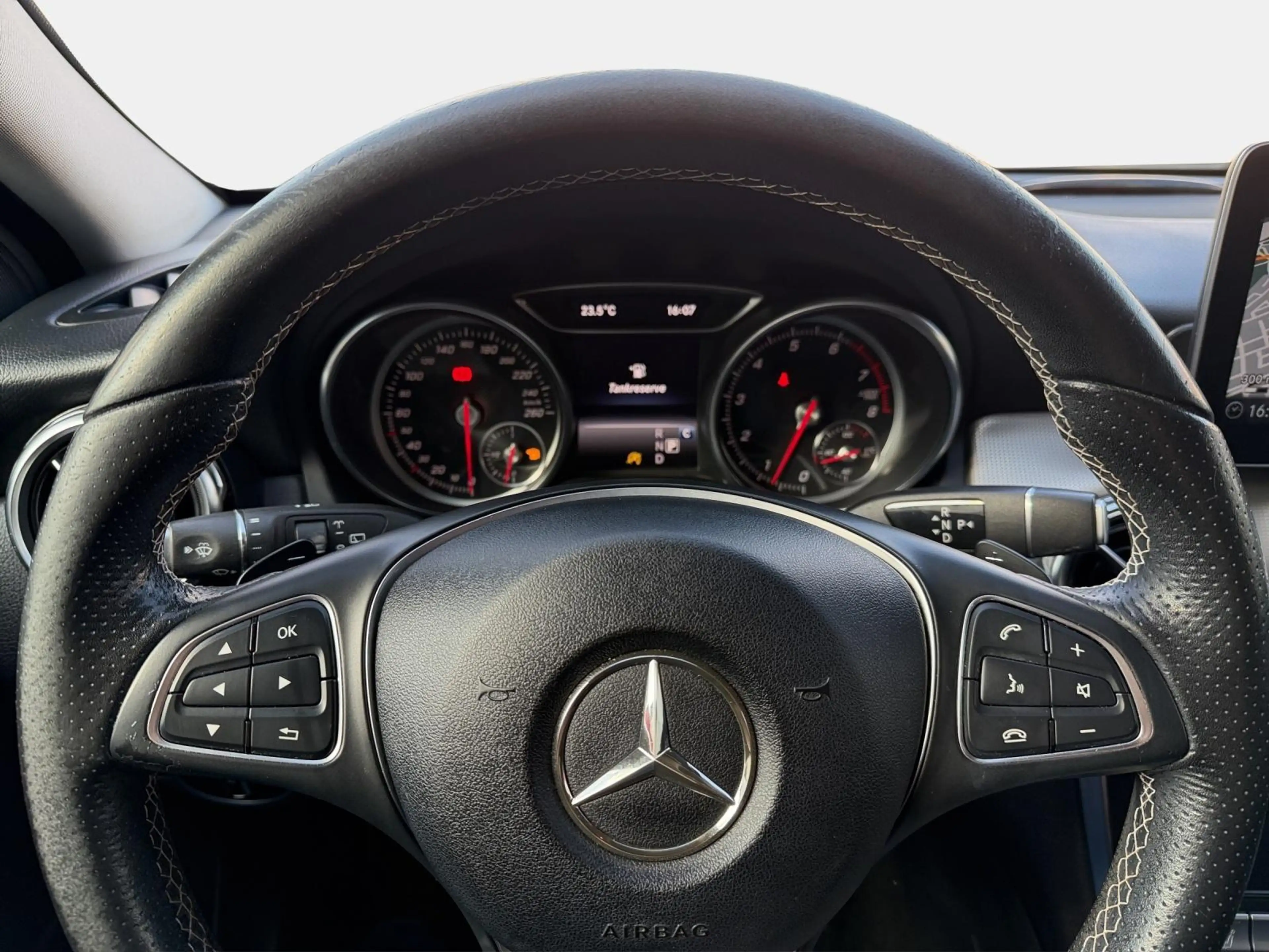 Mercedes-Benz GLA 180 7G-DCT Urban Sport*Night/LED/Navi/Kamera — photo 12