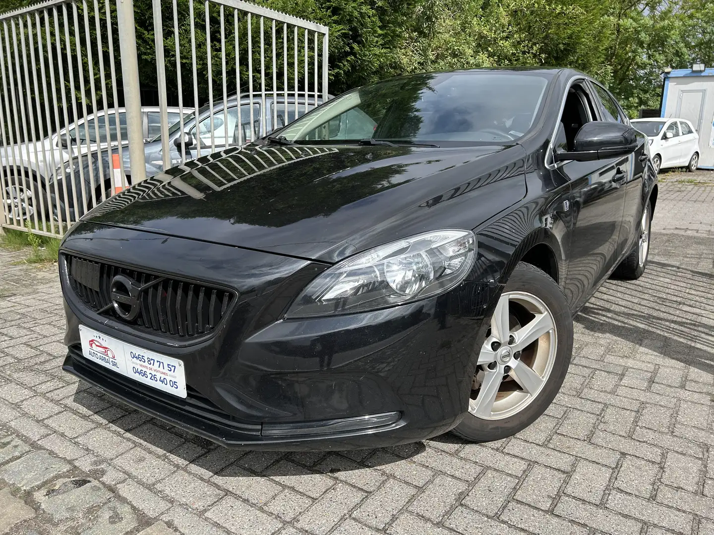 Volvo V40 2.0 D2 Momentum R-Design Zwart - 2