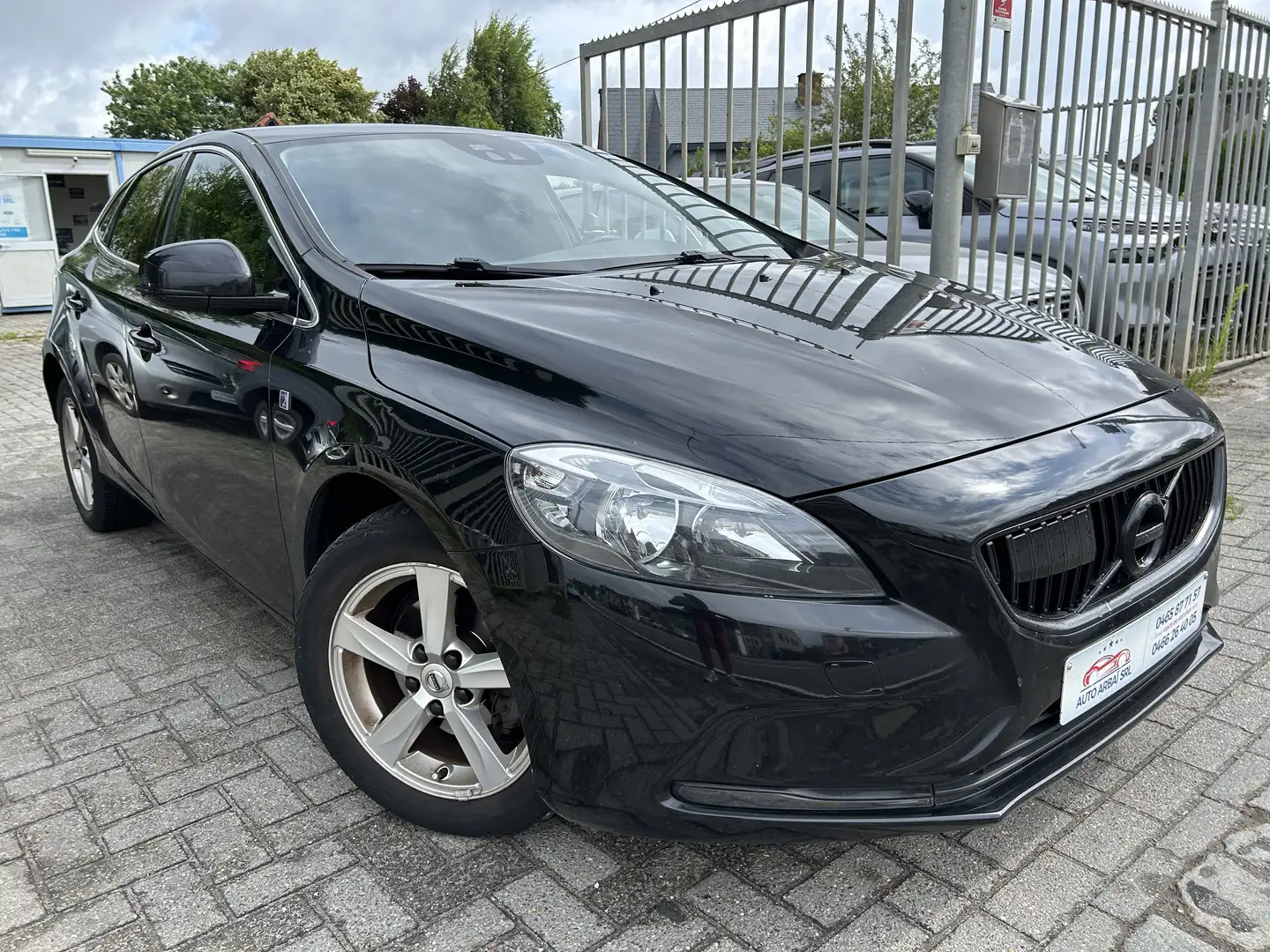 Volvo V40 2.0 D2 Momentum R-Design Zwart - 1