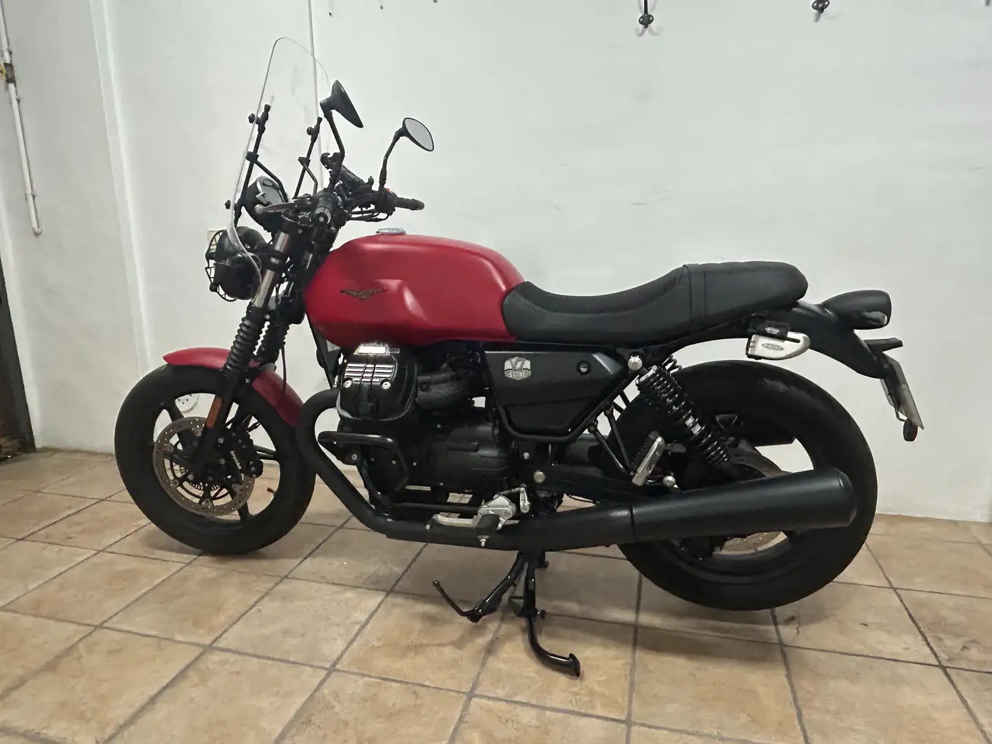 Moto Guzzi V 7 Moto Guzzi V7 850 Stone 2024 – IMPECABLE + EXTRAS (5000 km) Rojo - 1