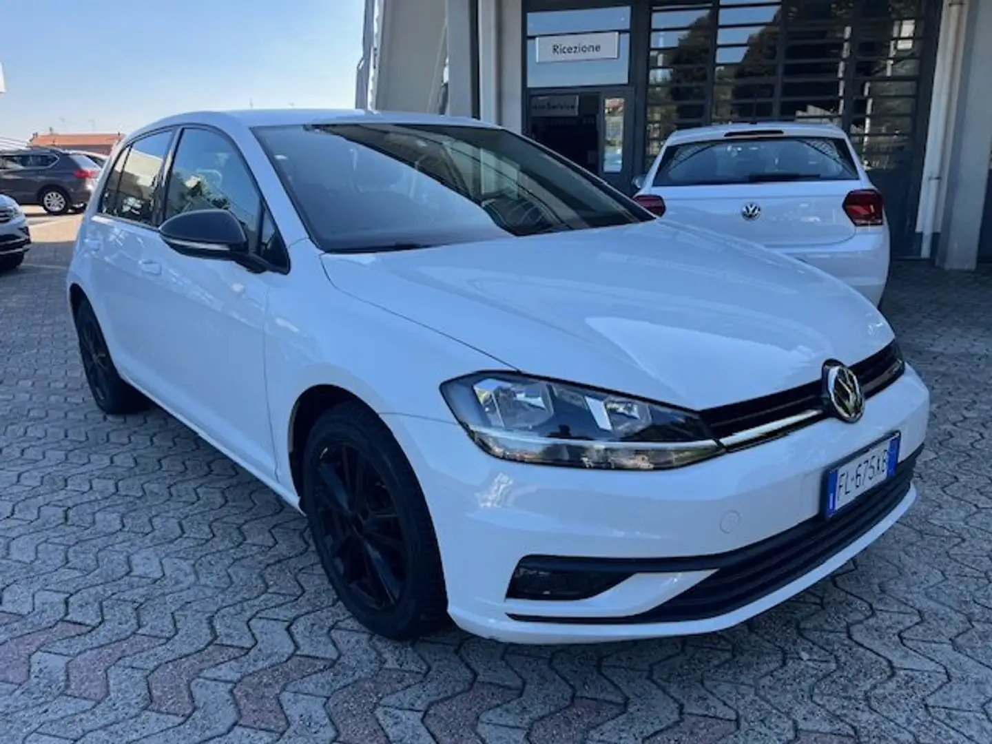 Volkswagen Golf 5p 1.6 TDI Trendline 90cv + Tech&Sound Pack EU6 Bianco - 2